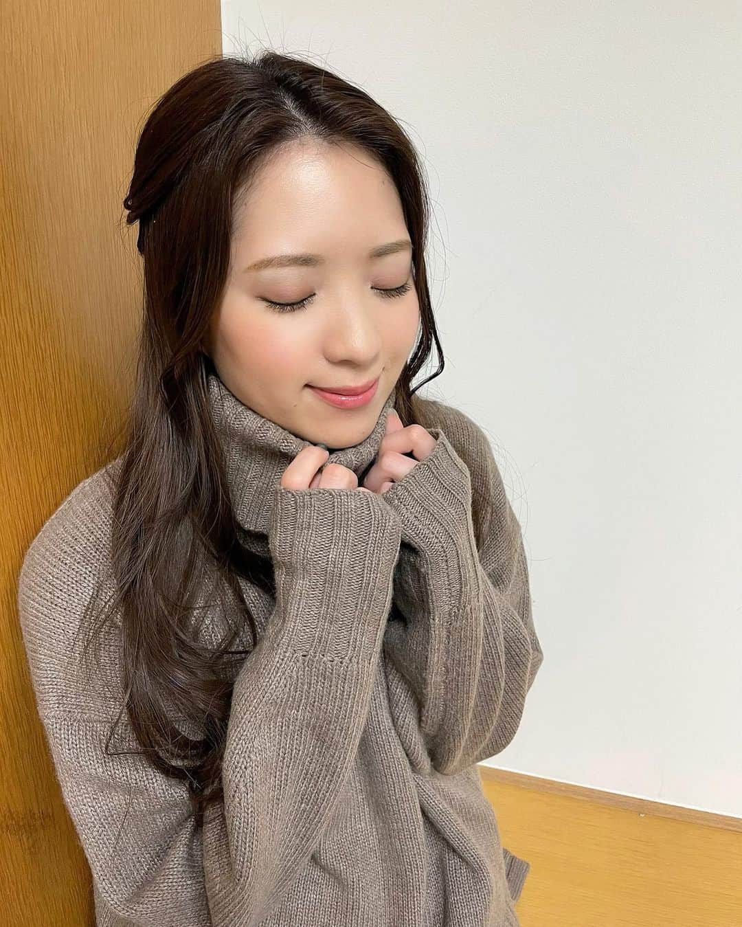 色紙千尋さんのインスタグラム写真 - (色紙千尋Instagram)「萌え袖ポーズむずかし🤣珍しく私服で🧣昨日、番組に送っていただいたはがきやメールを読ませていただきました！！はがきいっぱいにメッセージを書いてくださったり、イラストを描いてくださった方もいて、すべてのメッセージに感激しました…！！女性の方も結構いらっしゃって本当に嬉しかったです✨改めて、私をみてくださっている方々がいらっしゃるんだなぁと…😢いつもインスタのコメントなど、心からありがとうございます！今年も1年、頑張れます！！😆🔥」1月13日 19時25分 - shikishi_chihiro