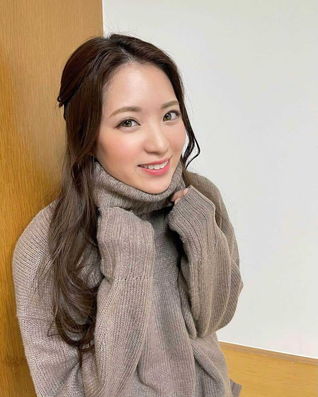色紙千尋さんのインスタグラム写真 - (色紙千尋Instagram)「萌え袖ポーズむずかし🤣珍しく私服で🧣昨日、番組に送っていただいたはがきやメールを読ませていただきました！！はがきいっぱいにメッセージを書いてくださったり、イラストを描いてくださった方もいて、すべてのメッセージに感激しました…！！女性の方も結構いらっしゃって本当に嬉しかったです✨改めて、私をみてくださっている方々がいらっしゃるんだなぁと…😢いつもインスタのコメントなど、心からありがとうございます！今年も1年、頑張れます！！😆🔥」1月13日 19時25分 - shikishi_chihiro