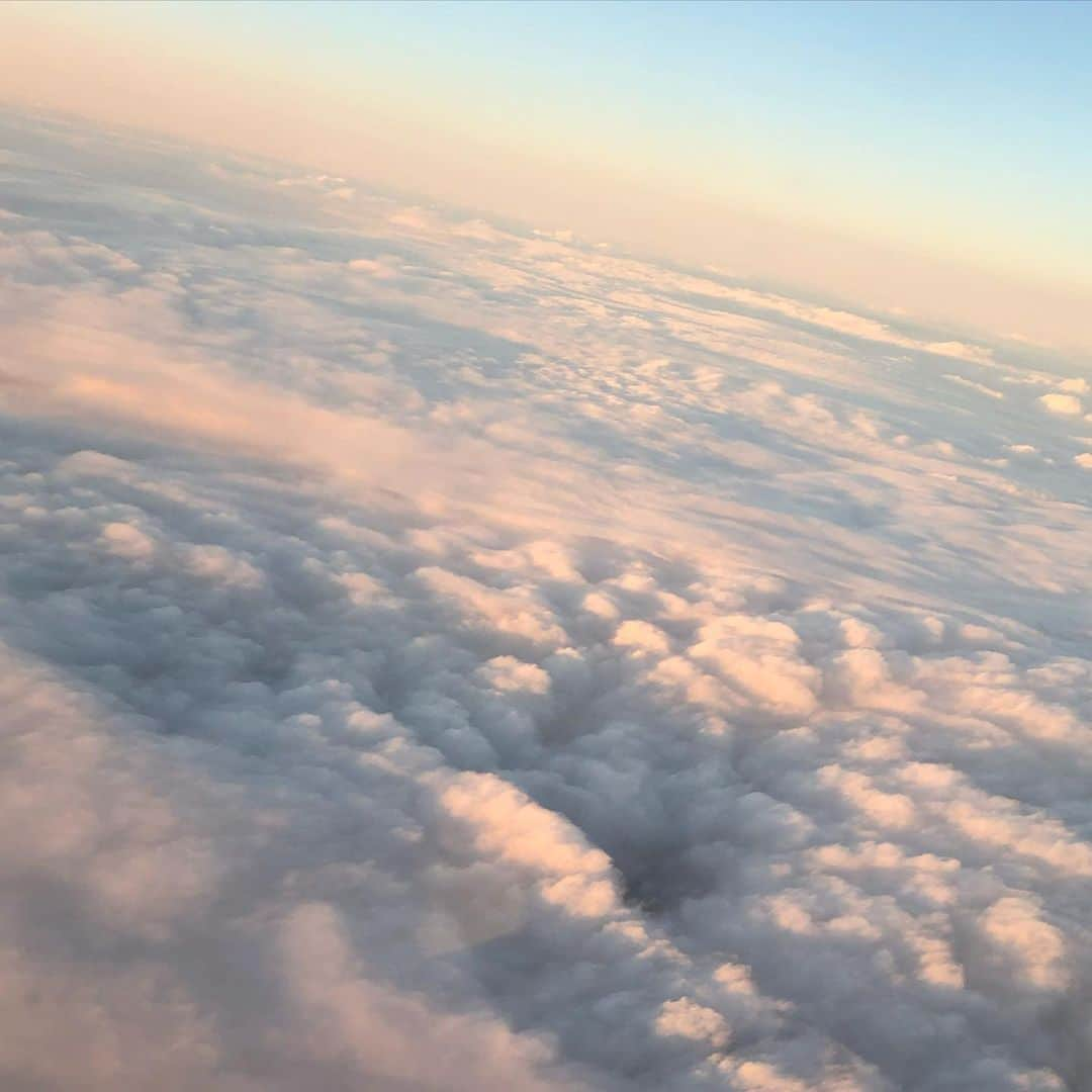 長久玲奈さんのインスタグラム写真 - (長久玲奈Instagram)「もこもこ雲  昔、雲の上乗れると思ってた🥸」1月13日 19時26分 - kurena_0511