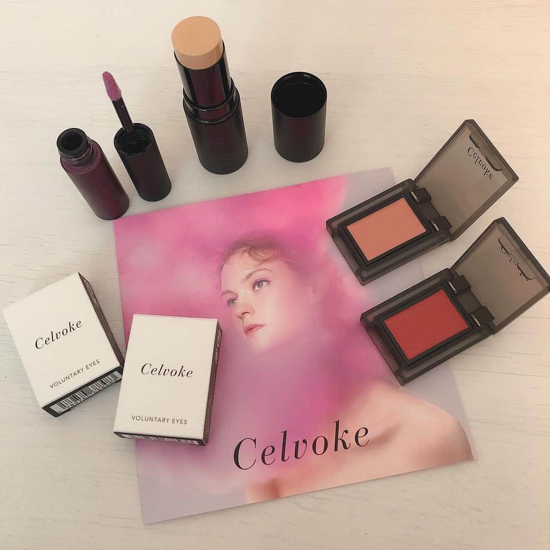 のインスタグラム：「． ★#メイク ★  今月発売した#セルヴォーク の #コスメ 達💓 @celvoke.jp   大好きで集めちゃうよね♪  春メイクは#ピンク 系が流行りそうだから 今から色々気になるな〜💋  右から#アイシャドウ 二つ  ✔︎31 カンパリ（濃いめのピンクでアイメイクの ポイントになります）  ✔︎30 シトロンピンク（肌に馴染む感じの優しいピンク）  真ん中にあるのは #スティックファンデーション  N 101  はじめてスティックファンデーション使ったけど 自然な仕上がりで使いやすい‼︎  1番左の紫ピンクの ✔︎エンスロールグロス‥ クラウディオーキッド12  大人っぽい色味で濡れたような 唇になるよ✨  二枚目と三枚目の写真は アイライナーとマスカラ以外 全部#celvoke で仕上げたよ♪  #ピンクメイク 大好きなので 春が楽しみ💓💓💓💓  #セルヴォークリップ  #メイク#メイク好き  #メイク好きな人と繋がりたい  #メイクテク #メイク道具  #make#makeup #新作 #新商品#コスメ部  #コスメ好き #コスメレポ  #cosme#cosmetics  #cosmetic #美容 #美容好きな人と繋がりたい  #美容好き #美容女子」