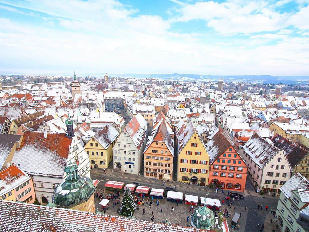 田島知華さんのインスタグラム写真 - (田島知華Instagram)「【Germany🇩🇪Rothenburg】 初めての海外ひとり旅は雪の積もった冬のドイツでした。 ローテンブルクはその後何度も訪れた大好きな街🍀  現地で撮影した動画を見返していたら街の音が聴こえて、懐かしい気持ちでいっぱいに。  特に鐘の音を聴くと、旅の思い出が蘇る方も多いのではないでしょうか☺️ 最後の動画は是非音ありで見てください♪ Copyright © TAJIHARU  Canon 6D MarkⅡ EF11-24mm F4L USM EF24-105mm F4L IS II USM _ #たじはるトリップ #TAJIHARU_germany #ドイツ #バイエルン #ローテンブルク #女子旅 #旅ガール #カメラ女子 #visitbavaria #germany #bavaria #southgermany #rothenburg #visitfranconia #weloverot #rothenburgobdertauber #igerseurope #igersgermany #topeuropephoto #topgermanyphoto #visiteurope #visitgermany #visitrothenburg #bestgermanypics」1月13日 19時29分 - haruka_tajima