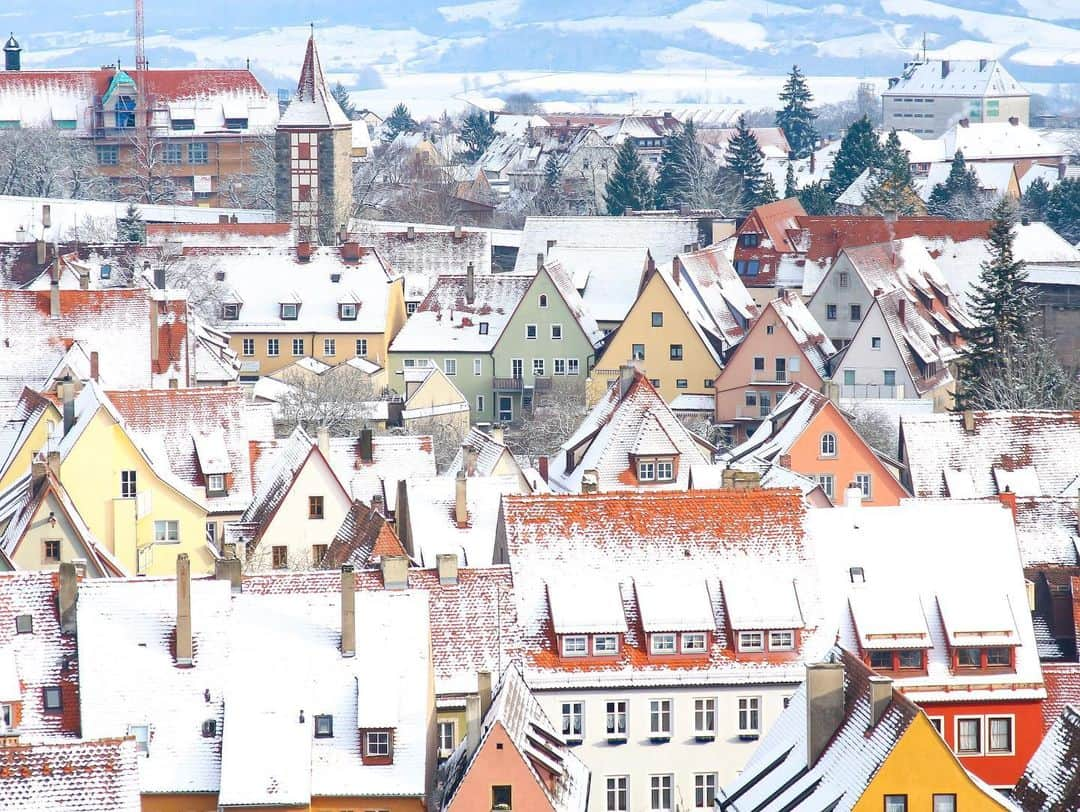 田島知華さんのインスタグラム写真 - (田島知華Instagram)「【Germany🇩🇪Rothenburg】 初めての海外ひとり旅は雪の積もった冬のドイツでした。 ローテンブルクはその後何度も訪れた大好きな街🍀  現地で撮影した動画を見返していたら街の音が聴こえて、懐かしい気持ちでいっぱいに。  特に鐘の音を聴くと、旅の思い出が蘇る方も多いのではないでしょうか☺️ 最後の動画は是非音ありで見てください♪ Copyright © TAJIHARU  Canon 6D MarkⅡ EF11-24mm F4L USM EF24-105mm F4L IS II USM _ #たじはるトリップ #TAJIHARU_germany #ドイツ #バイエルン #ローテンブルク #女子旅 #旅ガール #カメラ女子 #visitbavaria #germany #bavaria #southgermany #rothenburg #visitfranconia #weloverot #rothenburgobdertauber #igerseurope #igersgermany #topeuropephoto #topgermanyphoto #visiteurope #visitgermany #visitrothenburg #bestgermanypics」1月13日 19時29分 - haruka_tajima