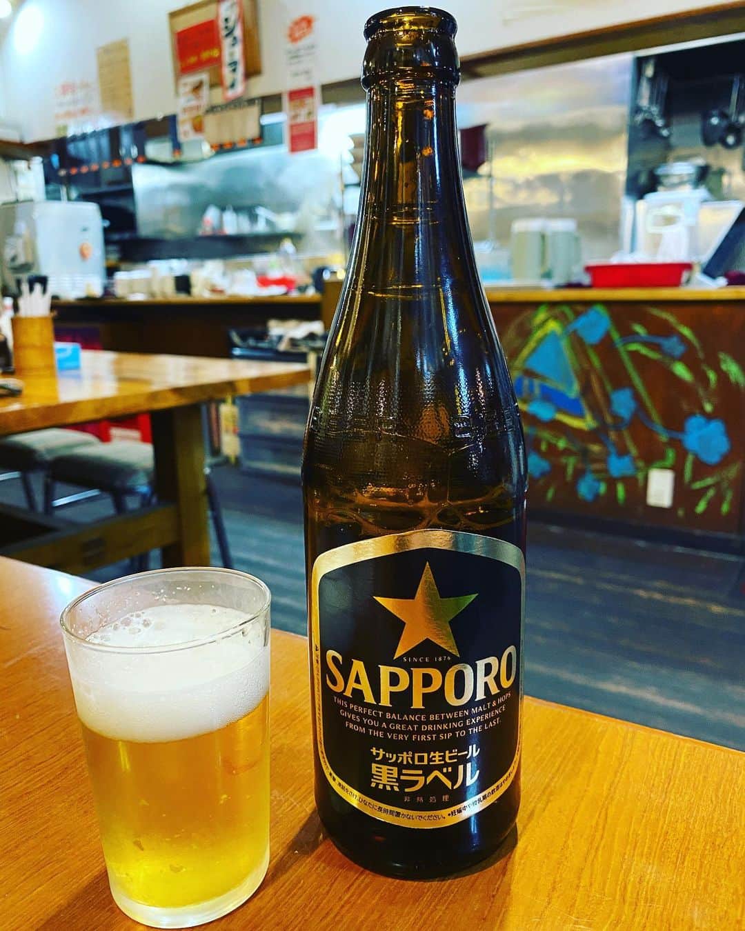 のインスタグラム：「やばい！瓶ビール美味い！ #8時までに呑む　#ひとりで黙々と食べる」