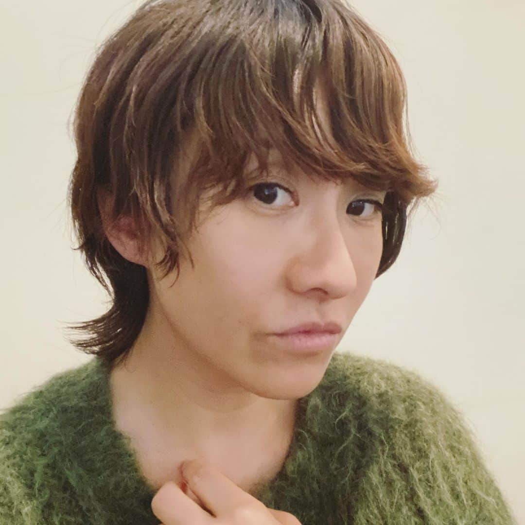 風間ゆみえのインスタグラム：「前髪が伸びすぎて新年早々前が見えないのもどうかと思い、笑、髪を切り、ちょっとニュアンスつけてもよいんじゃない？という夫のアドバイスを素直に聞き入れパーマもしました。  20歳以来くらいに髪が短くなりました💇‍♀️✨  すっきりとした〜♡  …と思う反面、実は、 なれなくて、なれなくて、笑 そろそろ伸ばしてみようかな、なんて思っていたりもしたし、 夫はその私が戸惑う感じがツボのようで、夫婦でずっと笑っています。  楽しいおかげで凹まずにいますが、ちょいとウルフな雰囲気が私の顔にはハマり過ぎて…😑 やはり落ち着かなくてまたカット✂︎(赤いライン) 。  あと5日ないし1週間もすればなれて気に入ってくるのもわかっているのだけど、女性にとってヘアスタイルって免疫にまで作用しそう😱とか 大袈裟にひとり小さく心のなかで騒いでいます。笑  きっと1週間後は笑顔です。」