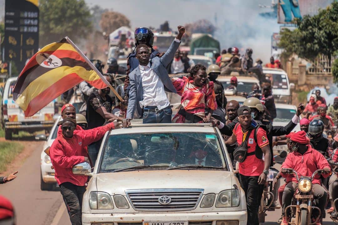 ルモンドさんのインスタグラム写真 - (ルモンドInstagram)「Bobi Wine, de son vrai nom Robert Kyagulanyi, adversaire principal du président ougandais Yoweri Museveni aux élections du 14 janvier, est devenu une icône de la jeunesse urbaine, mais pas seulement. Sa popularité s’est étendue à certaines régions rurales, traditionnellement acquises à Museveni. L’artiste, chanteur et acteur renommé avant de s’engager en politique, a mené campagne comme il a pu, entravé par la Commission électorale, réprimé par les forces de sécurité qui ont interpellé la plupart des membres de son équipe et qu’il accuse d’avoir tué son chauffeur, son garde du corps et des sympathisants. Lui-même a été plusieurs fois arrêté, incarcéré, torturé et menacé de mort.⁣ Au cours de la campagne, chacun de ses meetings a drainé des foules et provoqué des heurts avec les policiers et les militaires, qui n’ont pas hésité à ouvrir le feu, à procéder à des arrestations massives et à violenter des journalistes. Au moins 54 personnes ont été tuées entre le 18 et le 20 novembre 2020 à la suite de l’arrestation et de la brève détention de Bobi Wine et d’un autre candidat, soulignent les Nations unies.⁣ Surveillé en permanence et redoutant d’être assassiné, Bobi Wine a troqué son fameux béret rouge de révolutionnaire prodémocratique pour un casque kevlar, et apparaît en public engoncé dans son gilet pare-balles.⁣ Le chef de l’Etat a quant à lui plusieurs fois menacé d’« écraser » les manifestants contre son régime de plus en plus paranoïaque et complotiste, arguant d’un projet de déstabilisation ourdi de l’étranger et dont Bobi Wine serait l’exécutant.⁣ -⁣ 1 : Bobi Wine (@bobiwine), salue ses partisans alors qu’il entame sa campagne électorale dans l’est de l’Ouganda, près de Kayunga, le 1er décembre 2020. Photo : Sumy Sadurni (@sumysadurni) / AFP (@afpphoto)⁣ 2 : Le candidat Bobo Wine proteste depuis l’intérieur d’un fourgon de police, dans le district de Luuka, dans l’est de l’Ouganda, le 18 novembre 2020. Photo : Abubaker Lubowa / Reuters (@reuters)⁣ -⁣ #Ouganda #vote」1月13日 19時30分 - lemondefr
