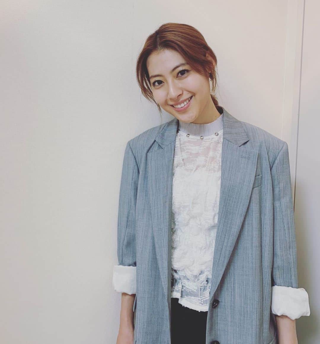 瀧本美織のインスタグラム：「🌷 明日は「VS魂」「千鳥のクセがすごいネタGP」そして「知ってるワイフ」2話と、夜からもりもり忙しいですがみてくれたら嬉しいです。 初千鳥さん嬉しかったぁ！   #知ってるワイフ」