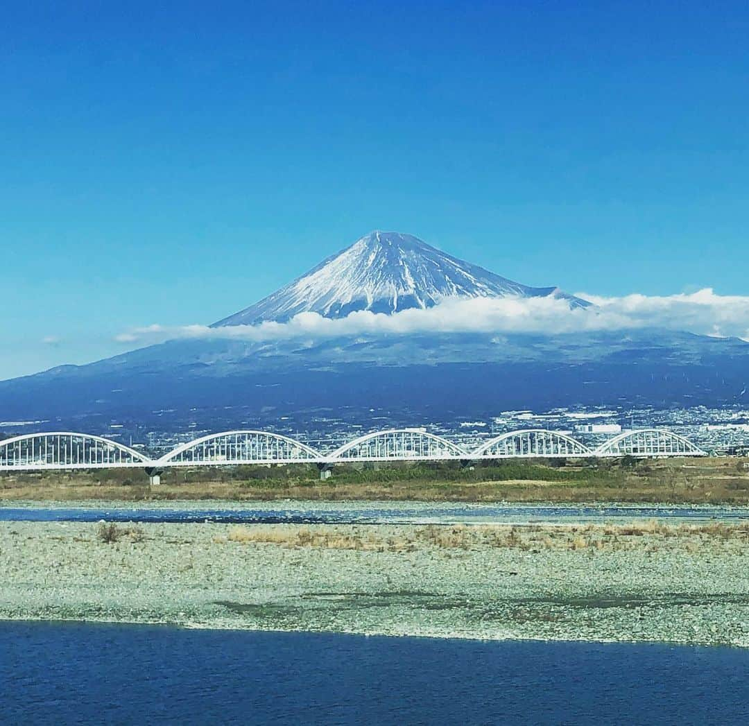 金子三勇士さんのインスタグラム写真 - (金子三勇士Instagram)「Mt. Fuji today #MtFuji #Japan #view #loveJapan #Fujisan #Shinkansen #pianist #MiyujiKaneko #ontour #富士山 #今日の富士山 #美しい #雪 #新幹線 #車内 #ピアニスト #金子三勇士」1月13日 19時38分 - miyujikaneko_official