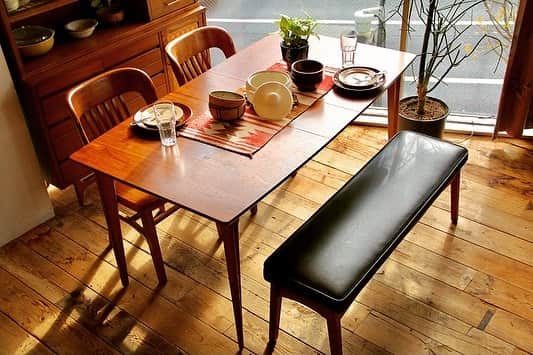 のインスタグラム：「New【ACME original products】  SIERRA FLAT BENCH SIERRA DINER BENCH  横から見たときの綺麗な曲線を描いた フレームが柔らかい印象のベンチです。 特徴的な広めの座面は程良くクッション性があり 非常に快適な座り心地を実現。 その座り心地で 最も人気の高いチェア”SIERRA CHAIR” の2人掛けベンチ。 張り地にはビニールレザーを採用しているためお手入れも簡単で、フレームとの相性も良く、 他の家具とも合わせくなっております。  #acme_original  Contact:ACME Furniture MEGURO St. TEL 03-5720-1071」