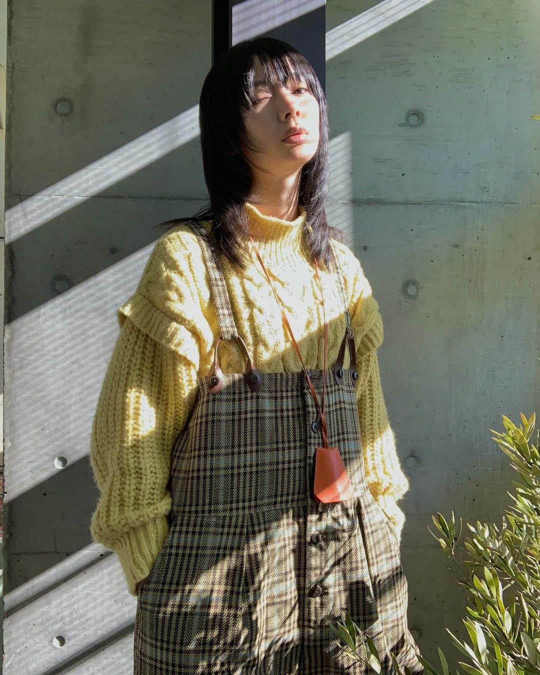 きなりのインスタグラム：「私服🙋🏻‍♀️ 去年全然こういうの載せなかったからトライ🤔 最近わたし緑黄色ハマってて緑やら黄色やら賑やかな人です、明るい色は元気になるね kapitalのツナギとっても可愛いの〜釣り師みたいな格好になるのが良い Hermèsのビンテージキーホルダーは鍵をすぐ忘れるわたしにサンタさんが下さった🙇🏻‍♀️  そういえば去年の初めから身体改造計画を立てて１年間食べまくっていたんですよ 食も身体も細っちくて不健康キャラだったから、、 そしたらいつの間にか貧血も無くなって肌も綺麗になって良い事づくし！ 細いのがわたしだと思っていたけど細すぎは良くないんだね🍡 目標達成したので今年はこの可愛い脂肪達と一緒にトレーニングして、もっと強い身体になりたい！と思ってます 健康ってこんなに大事なんだって、年齢なのかご時世なのか、沁みております」