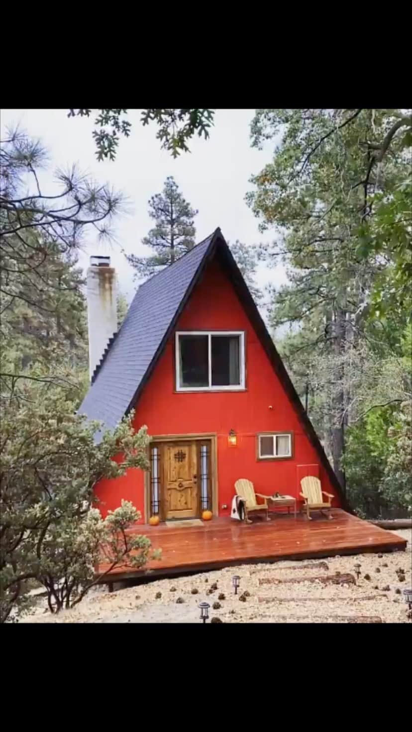 Airbnbのインスタグラム：「The wind in the trees, a few falling leaves, a bird or two... Superhost Samantha’s cabin in Idyllwild proves how much difference a change in soundtrack can make. Only two hours from L.A., it’s a great place to clear away the noise and focus on being together (and on caramel pecan rolls from the Town Baker, a short walk away).  One for your wish list.  Photo: @idyllwildaframe」