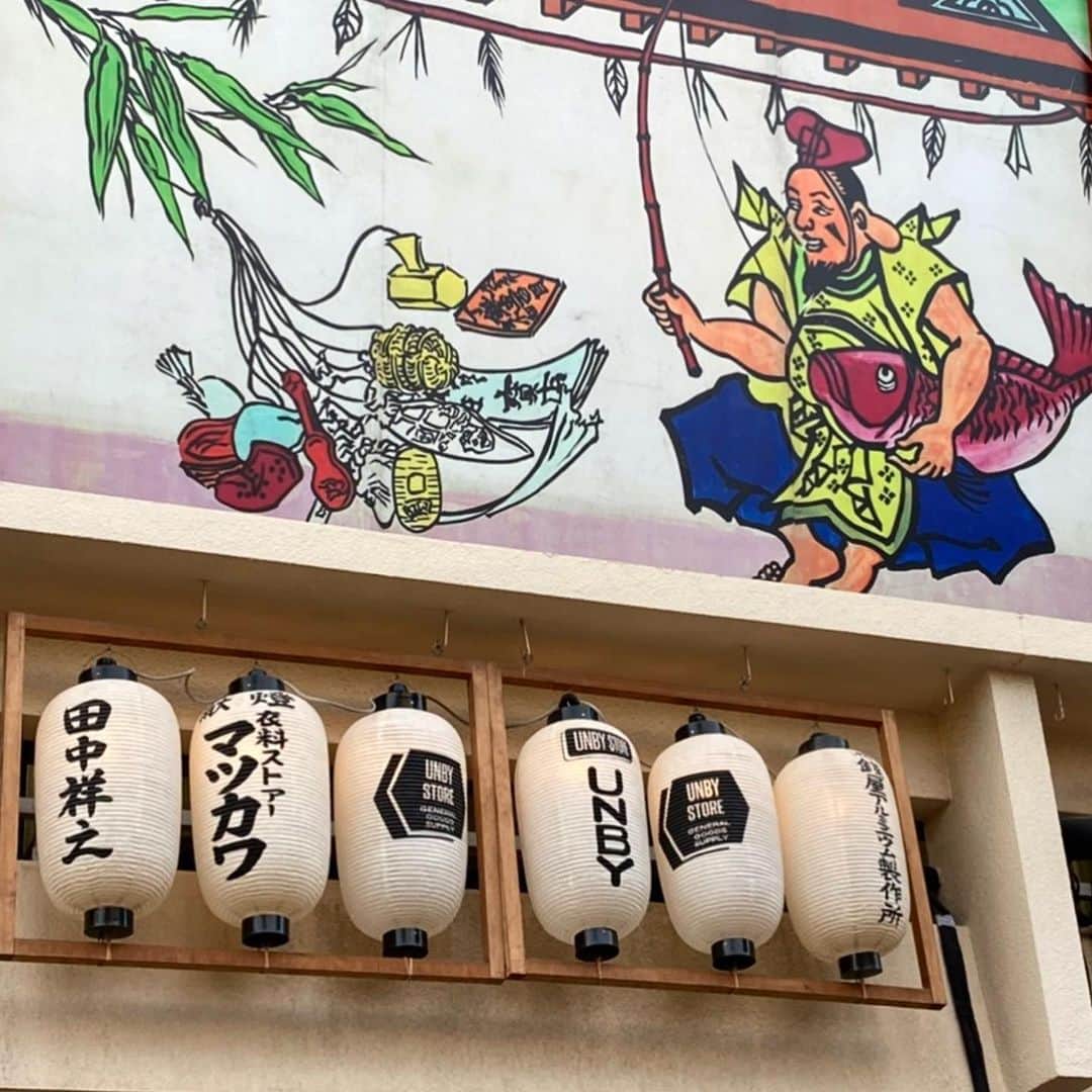 UNBY GENERAL GOODS STOREのインスタグラム：「UNBYの年始に欠かせない商売繁盛を祈願する行事「十日戎」。関西以北の方々にはなじみがないかもしれませんね。「十日戎」通称『えべっさん」は毎年1月9・10・11日に今宮戎で行われます。 商売繁盛のえびす様をも「えべっさん」呼び！仲良しっぽくていいですよね笑 思えばUNBYはじまりのころ、マンションの1室でスタートしました。ボスが、小さな1Kに見合わない大きな大きな熊手飾りを購入し 棚の上に置いたものの天井にあたって、熊手がめっちゃななめになって飾られていたのが昨日のことのように思い出されます😇🧸 「今年は社員の１泊温泉旅行はありません。でもえべっさんにはいきますので」というのが2020年最後のボスからのメッセージで「UNBYにとってのえべっさんの重要度😭‼️‼️」となりました。願いますは商売繁盛、商売でつながれるお客さま、関係者のみなさま、2021年もUNBYらしく、えべっさんに胸をはって来年も会いにいけますようがんばりますので、どうぞよろしくお願いします！ 🎋✨ショーバイハンジョデササモッテコイッ！🎋💰 . . . . #unby #unbygeneralgoodsstore  #えべっさん #ななめ熊手」