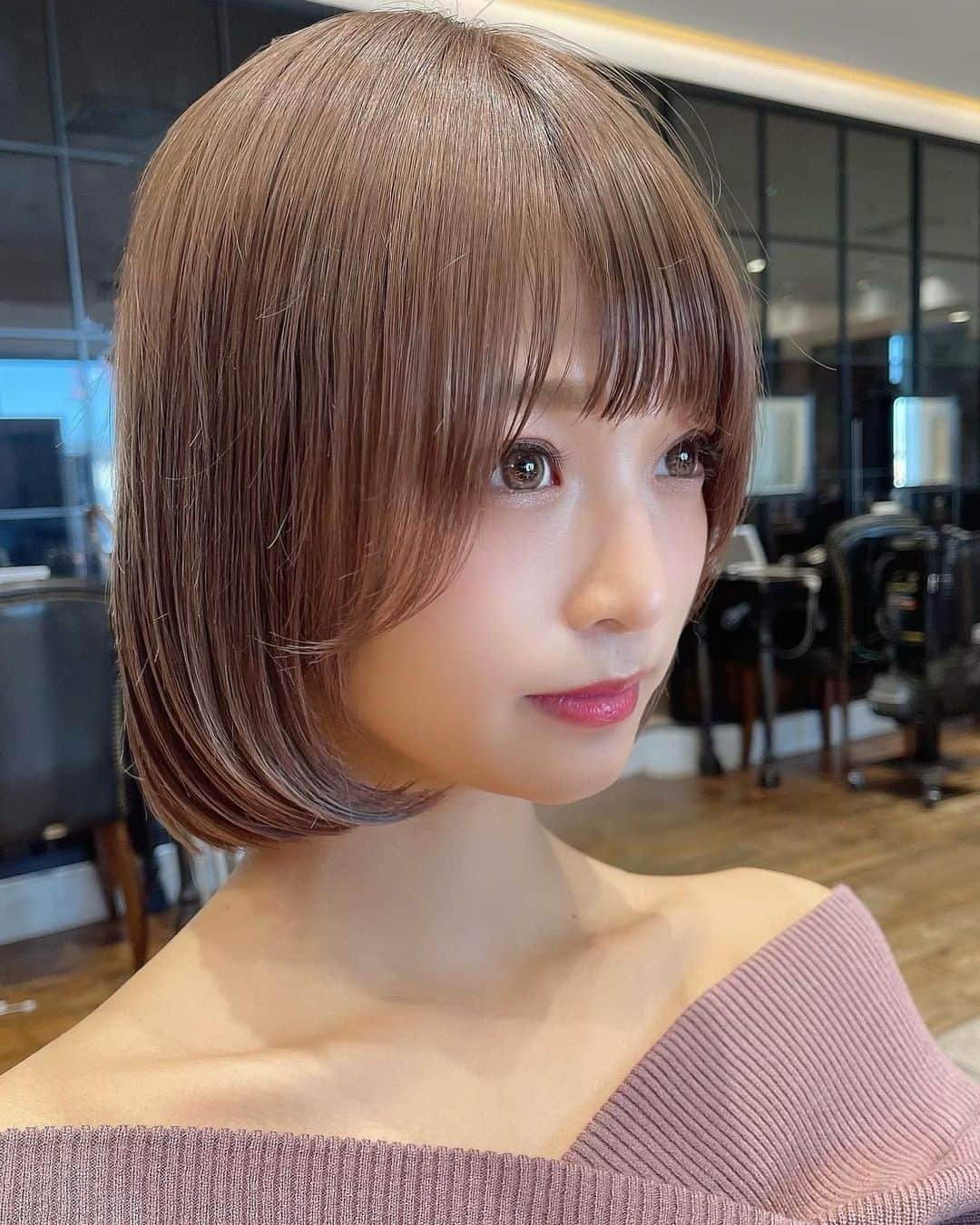 青木百花のインスタグラム：「new color🍓❤️ ・ ・ 暗くしていただきました🥰 ・ ・ あとちょっと卒論頑張るぞ🌼 ・ ・  #いいね返し#f4f#l4l#サロンモデル#サロモ#撮影依頼募集中#グレージュ#透明感#ビジョビ#インフルエンサー#被写体#作品撮り #instagood#likeforlikes#followforfollowback#followme#follow4followback#ミスコン#ボブ#ショート#ミディアム」