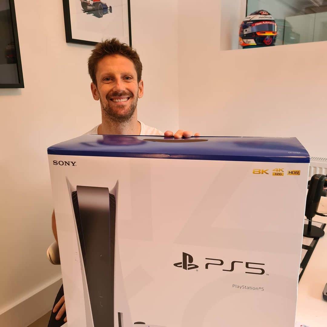 ロマン・グロージャンのインスタグラム：「Ready for more gaming/streaming and to beat my good friend @iamgaelmonfils at Fifa 🤣🤣🤣 Merci @playstationfr #ps5」