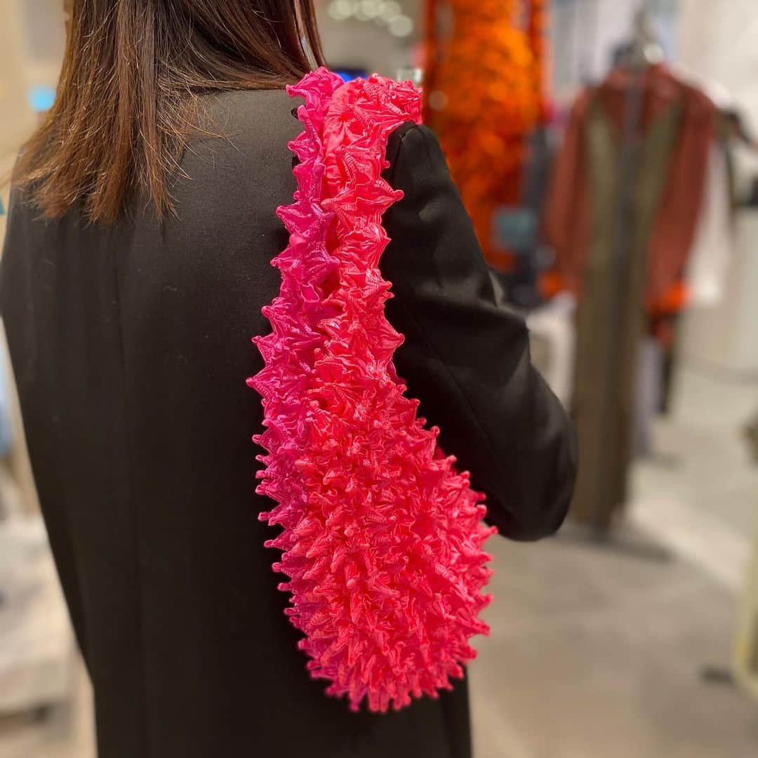 HANKYU.MODEさんのインスタグラム写真 - (HANKYU.MODEInstagram)「BUNZABURO BAG At 3F『D-LAB』 #Hankyu #HANKYUMODE #umedahankyu #阪急うめだ本店 #うめだ阪急 #阪急百貨店 #osaka #umeda #mode #dlab #bunzaburo #ブンザブロウ #絞り染めバッグ #京都 #kyoto #バイカラー #GOLDと新作の大きめサイズは阪急うめだ本店限定」1月13日 19時50分 - hankyumode