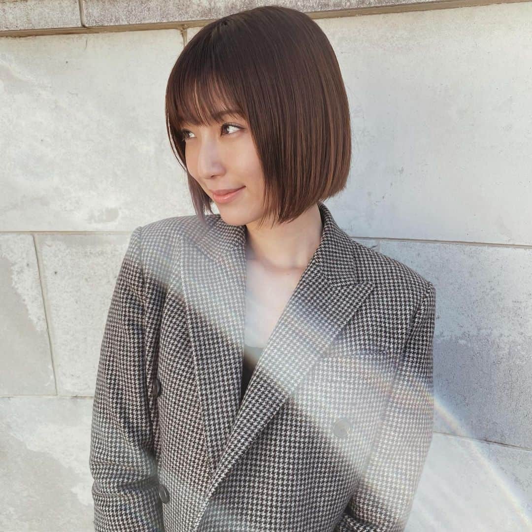 izu（出岡美咲）さんのインスタグラム写真 - (izu（出岡美咲）Instagram)「仕事始めのタイミングで @nesthair.tokyo で髪を綺麗にしてもらいました。 夏、ショートから伸ばし始めて ようやく理想のボブに☺︎ まだ顔まわりはショートの名残があるけど 長さはこの長さをキープしながら @takashionozaka さんにぱつっとボブをつくってもらってます。 ショートからボブへの移行期間って本当にもどかしいけど 小野坂さんにお任せして理想のラインに到達しました。 いつもありがとうございます。🦋  髪を伸ばす過程でダメージは最小限にしたくて ここ数ヶ月 カラーは根本のリタッチだけ。NESTのトリートメントをすると とぅるっとしてくれるから、トリートメントは月1.2回お願いしてます。  PS 今日はアイシャドウ無し マスカラ&ラインだけのナチュラルメイクでした。  #NEST #ボブヘア #ボブ #ボブヘアアレンジ #ボブスタイル #ボブ女子 #ミニボブ #ボブカット #hairstyle #newhair」1月13日 19時51分 - izu_stagram