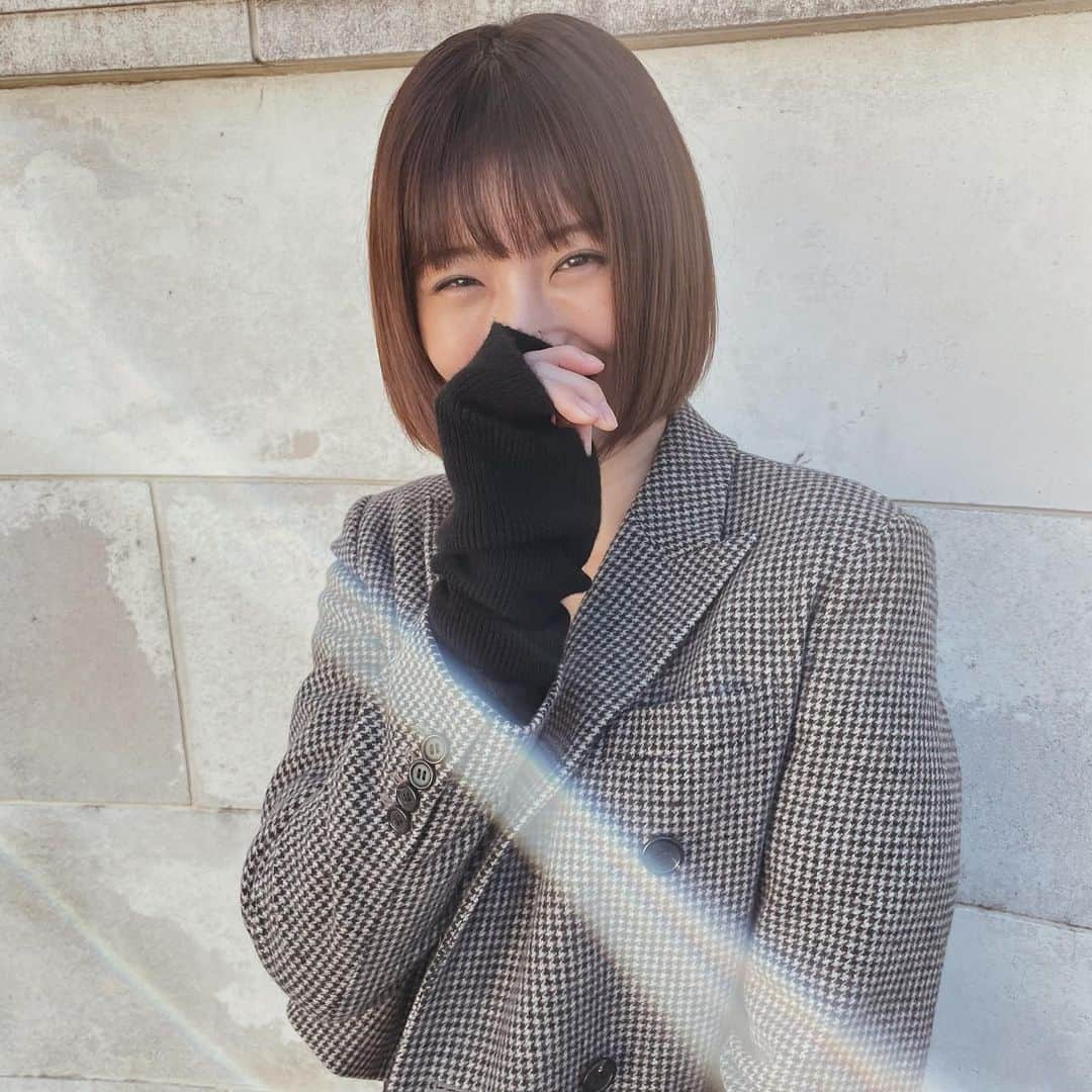 izu（出岡美咲）さんのインスタグラム写真 - (izu（出岡美咲）Instagram)「仕事始めのタイミングで @nesthair.tokyo で髪を綺麗にしてもらいました。 夏、ショートから伸ばし始めて ようやく理想のボブに☺︎ まだ顔まわりはショートの名残があるけど 長さはこの長さをキープしながら @takashionozaka さんにぱつっとボブをつくってもらってます。 ショートからボブへの移行期間って本当にもどかしいけど 小野坂さんにお任せして理想のラインに到達しました。 いつもありがとうございます。🦋  髪を伸ばす過程でダメージは最小限にしたくて ここ数ヶ月 カラーは根本のリタッチだけ。NESTのトリートメントをすると とぅるっとしてくれるから、トリートメントは月1.2回お願いしてます。  PS 今日はアイシャドウ無し マスカラ&ラインだけのナチュラルメイクでした。  #NEST #ボブヘア #ボブ #ボブヘアアレンジ #ボブスタイル #ボブ女子 #ミニボブ #ボブカット #hairstyle #newhair」1月13日 19時51分 - izu_stagram