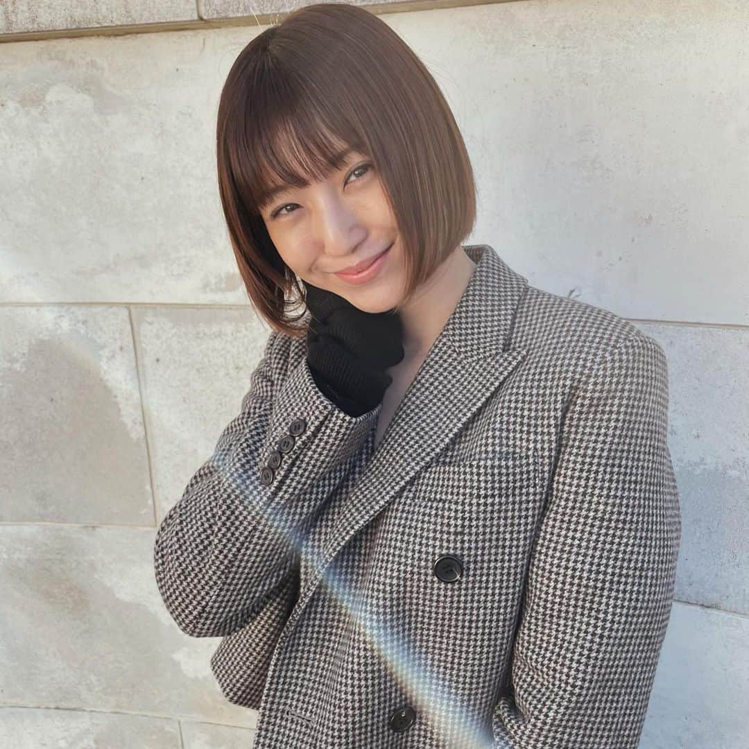 izu（出岡美咲）さんのインスタグラム写真 - (izu（出岡美咲）Instagram)「仕事始めのタイミングで @nesthair.tokyo で髪を綺麗にしてもらいました。 夏、ショートから伸ばし始めて ようやく理想のボブに☺︎ まだ顔まわりはショートの名残があるけど 長さはこの長さをキープしながら @takashionozaka さんにぱつっとボブをつくってもらってます。 ショートからボブへの移行期間って本当にもどかしいけど 小野坂さんにお任せして理想のラインに到達しました。 いつもありがとうございます。🦋  髪を伸ばす過程でダメージは最小限にしたくて ここ数ヶ月 カラーは根本のリタッチだけ。NESTのトリートメントをすると とぅるっとしてくれるから、トリートメントは月1.2回お願いしてます。  PS 今日はアイシャドウ無し マスカラ&ラインだけのナチュラルメイクでした。  #NEST #ボブヘア #ボブ #ボブヘアアレンジ #ボブスタイル #ボブ女子 #ミニボブ #ボブカット #hairstyle #newhair」1月13日 19時51分 - izu_stagram