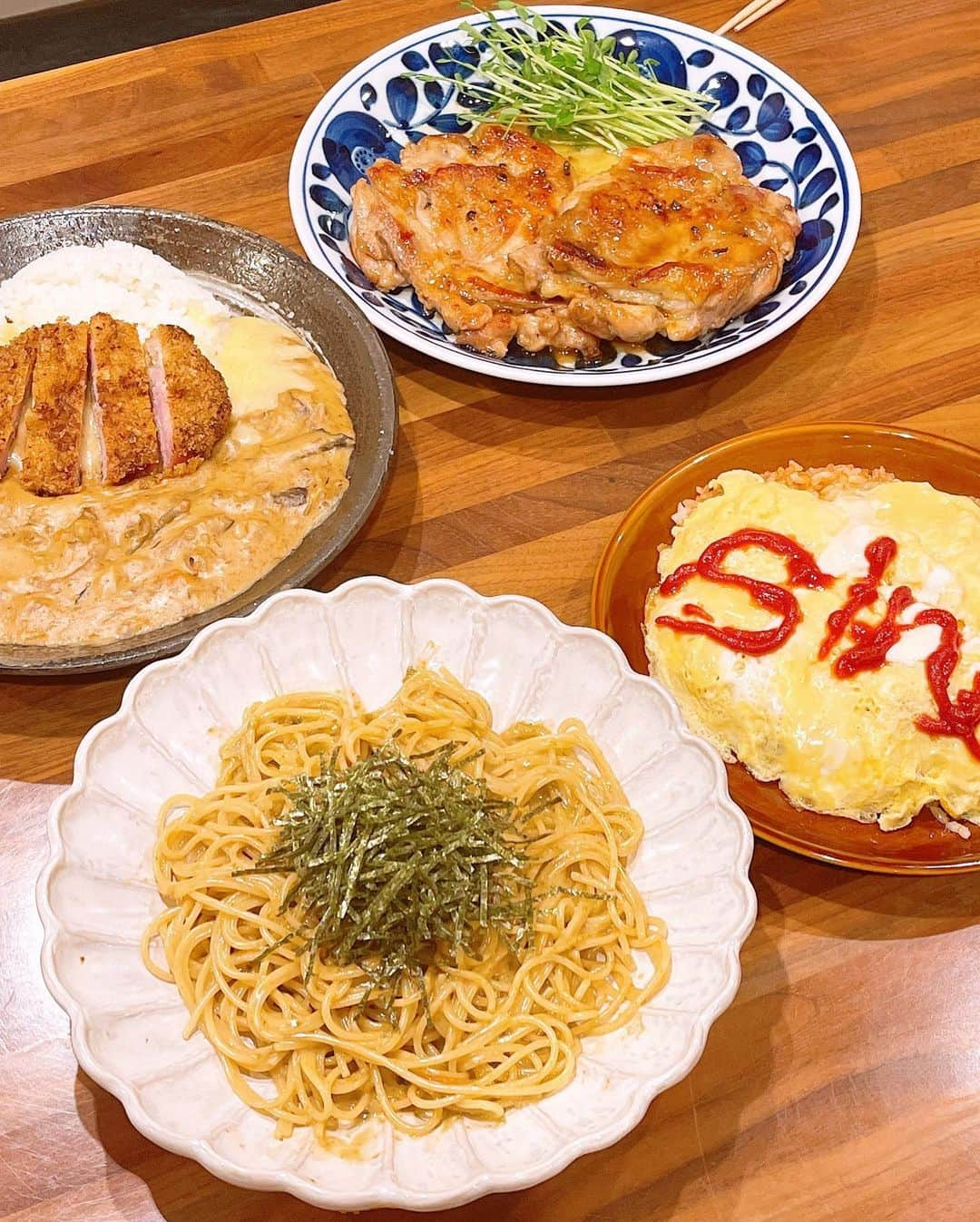 みきママさんのインスタグラム写真 - (みきママInstagram)「【市販の調味料でそっこー晩御飯です！！】  7時です。はる兄「まじ腹減った。5分で作って。」ってさ。もっと早く言ってよ。冷蔵庫にあったものを寄せ集めて晩御飯にしよう‼️  海苔の佃煮と和風ドレッシングがあったので、 海苔の佃煮＋生クリームで海苔のクリームスパゲティー、和風ドレッシング＋砂糖で照り焼きチキンを作りました‼️  はる兄、れんちび、杏ちゃんでじゃんけんです‼️  はる兄はカレー、スパゲティーはれんちび、杏ちゃんはオムライスになりました。杏ちゃん、オムライス何回目❓  　  すると、はる兄「オムライスにsignθって書いてあげる。」三平方の定理だって。  杏ちゃん「食べたら頭が良くなっちゃうね。」ってさ。  すると、れんちび「食べたら頭が良くなるわけないだろ。死ね。」ってさ。  仲良く食べなさいってば。  #みきママ　#10分　#晩御飯　#和風ドレッシング　#ごはんですよ」1月13日 19時54分 - mikimama_official