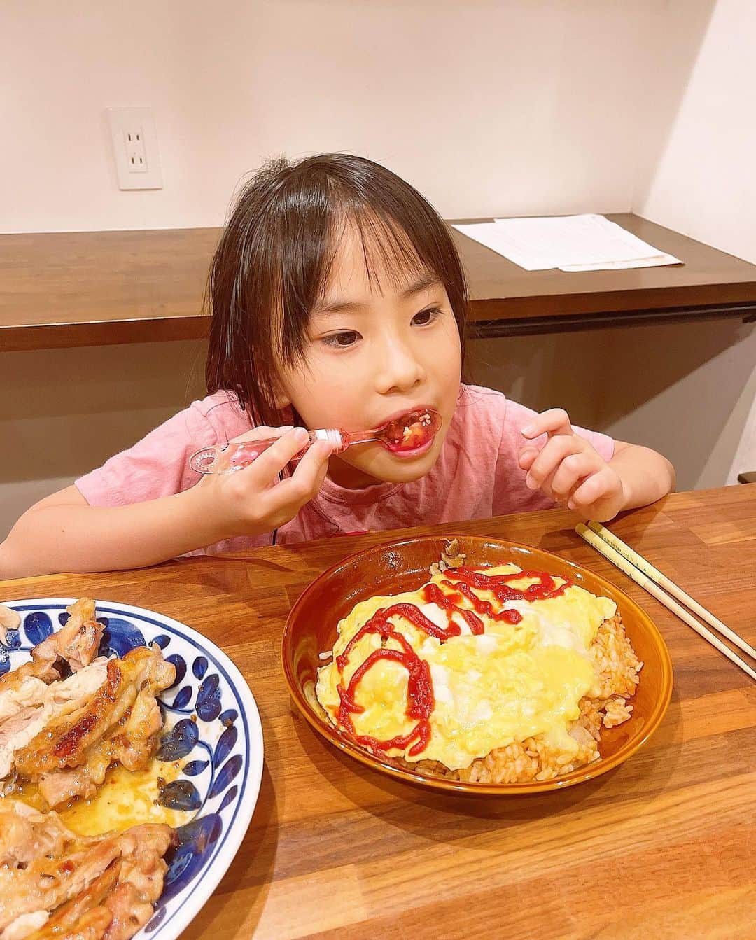 みきママさんのインスタグラム写真 - (みきママInstagram)「【市販の調味料でそっこー晩御飯です！！】  7時です。はる兄「まじ腹減った。5分で作って。」ってさ。もっと早く言ってよ。冷蔵庫にあったものを寄せ集めて晩御飯にしよう‼️  海苔の佃煮と和風ドレッシングがあったので、 海苔の佃煮＋生クリームで海苔のクリームスパゲティー、和風ドレッシング＋砂糖で照り焼きチキンを作りました‼️  はる兄、れんちび、杏ちゃんでじゃんけんです‼️  はる兄はカレー、スパゲティーはれんちび、杏ちゃんはオムライスになりました。杏ちゃん、オムライス何回目❓  　  すると、はる兄「オムライスにsignθって書いてあげる。」三平方の定理だって。  杏ちゃん「食べたら頭が良くなっちゃうね。」ってさ。  すると、れんちび「食べたら頭が良くなるわけないだろ。死ね。」ってさ。  仲良く食べなさいってば。  #みきママ　#10分　#晩御飯　#和風ドレッシング　#ごはんですよ」1月13日 19時54分 - mikimama_official