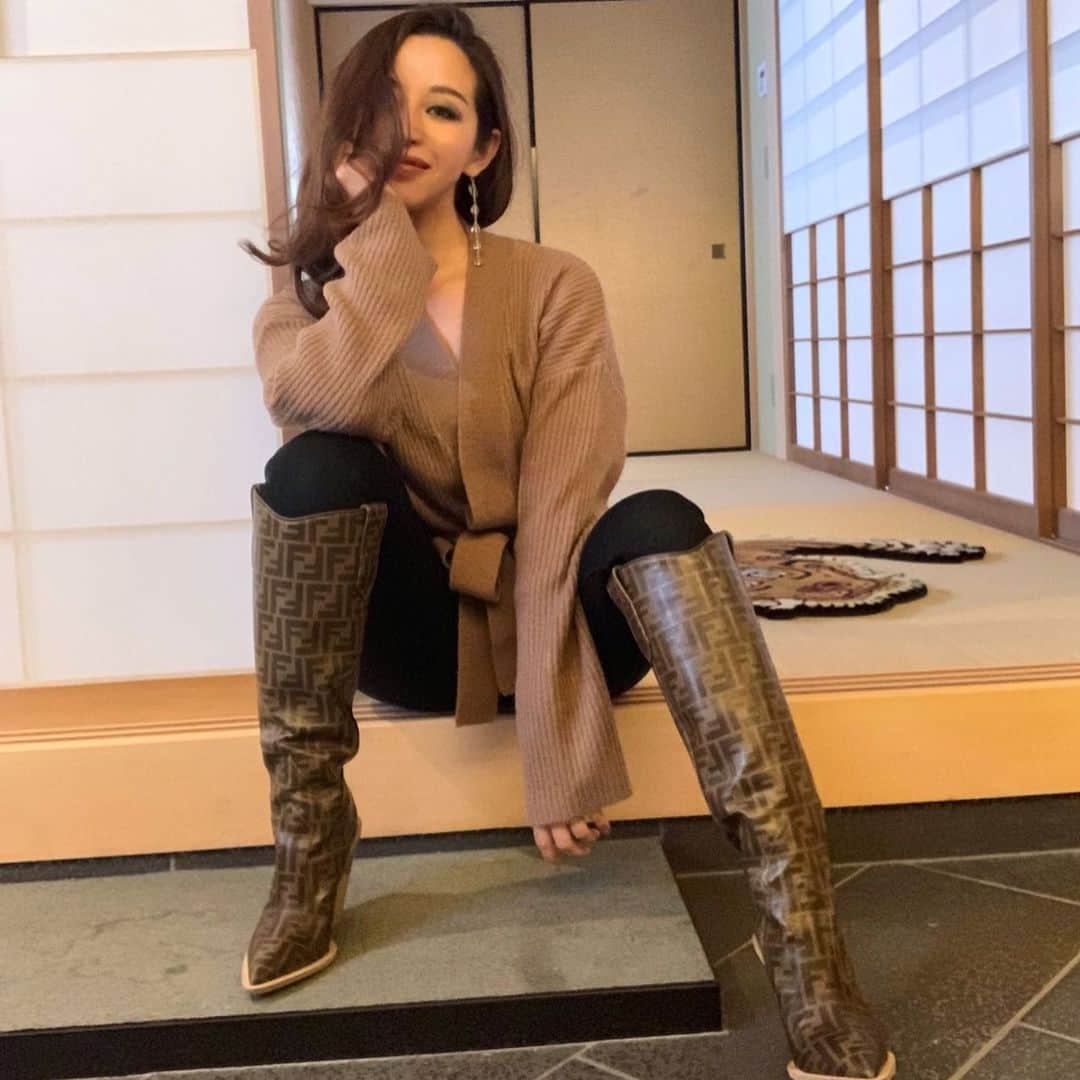 PINKYのインスタグラム：「chillin'🍂  我が家のお気に入りの場所、和室前にて🌾  お洋服のブランドなどは画像2枚目にタグづけしてあります🤎   ・・・  #love #happy  #family #mamalife #ootd #revolve #revolveme #リボルブクロージング #fendi #amatebijou #アマテビジュー」