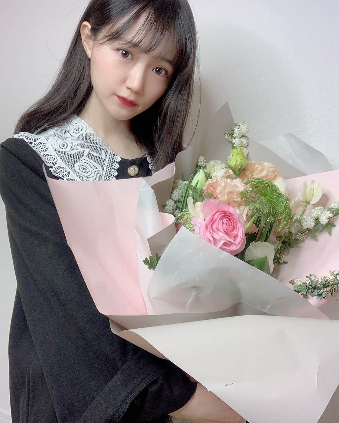 尾崎由香のインスタグラム：「先日、素敵なお花を頂きました💐✨  お部屋に飾るために花瓶買わなきゃ♪  #花束　#フラワー　#flower #me #尾崎由香　#お花　花　#お花のある暮らし　#셀카　#셀카그램」
