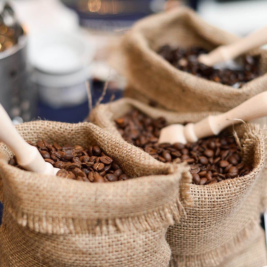 De'Longhi Sverigeのインスタグラム：「Visste du att råa kaffebönor är gröna? 💚 Japp! Först när bönor rostas blir de bruna - och hur mörkt är helt beroende av dess rostningsgrad! ☕️ #delonghi #seriousaboutcoffee #kaffekärlek #coffeelove」
