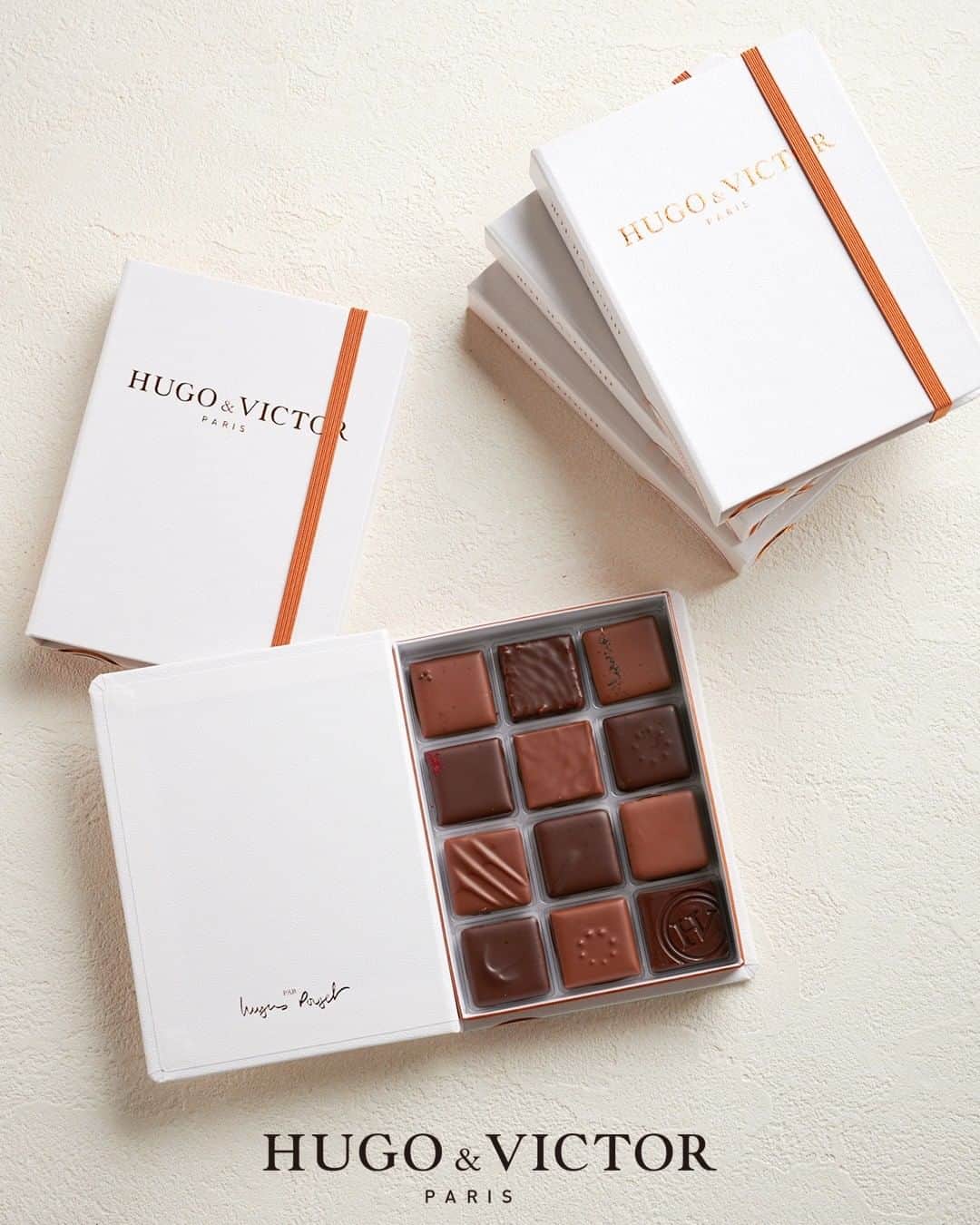 のインスタグラム：「＼Carnet Douze Chocolat／ 白色の美しいカルネに入ったショコラ。「カルネ ドゥーズ ショコラ」はプラリネとガナッシュ、ミルクとビターのショコラがバランスよくアソートされています。 . ✳︎━━━━━━━━━━━━━━━━━━━━━━✳︎ 【現在のアソート内容】 ・ガナッシュ ヴォア ラクテ ・プラリネ アマンド カフェ レ ・ガナッシュ ピュア オリジン ・ガナッシュ フランボワーズ ソヴァージュ ・プラリネ フォユティーヌ ・ガナッシュ アールグレイ ・ガナッシュ カフェ ・ガナッシュ キャラメル ブール サレ ・ガナッシュ シトロン　ジャンジャン ・ガナッシュ フレーズ ・プラリネ アマンド ノワゼット ・プラリネ ロシェ ノワール ※一部内容が変わる場合がございます ✳︎━━━━━━━━━━━━━━━━━━━━━━✳︎ ◆カルネ ドゥーズ ショコラ ◆4,400円(税別) ✳︎━━━━━━━━━━━━━━━━━━━━━━✳︎ . . . #hugoetvictor #hugoandvictor #hugovictor #patissier #chocolatier #patisserie #chocolaterie #sweets #chocolat #cake #gift #gourmet #tokyogourmet #ユーゴアンドヴィクトール #チョコレート #パティスリー #ショコラトリー #ショコラ #グルメ #美味しい #スイーツ #東京グルメ #パティシエ #ショコラティエ #ギフト #手土産 #chocolate #お土産 #チョコ好き #スイーツ好き」