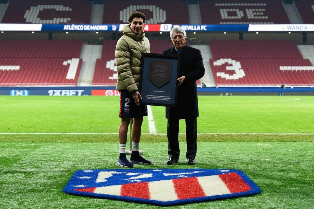 アトレティコ・マドリードさんのインスタグラム写真 - (アトレティコ・マドリードInstagram)「🏧📊 @JosemaGimenez13 recibió su placa conmemorativa por haber disputado 2⃣0⃣0⃣ partidos con la rojiblanca. ¡Grande, Josema! 🔝  ¡Enhorabuena! 🙌  🔴⚪#AúpaAtleti」1月13日 20時00分 - atleticodemadrid