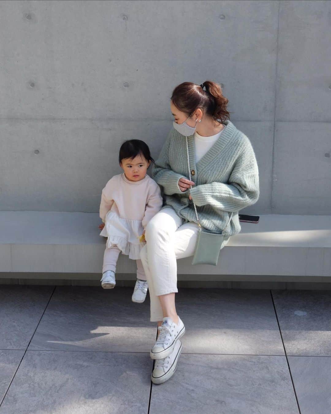 Keikooooooのインスタグラム：「いつかの#code knit @zara #zara pants @storynine_jp #storynine  bag @puputier #puputier  ちびバックは、@web_kob でGET♡ ストラップは、2本付いてて ネックレスやマスクチェーンにもなる⛓優れもの。  売り上げの一部は、イチゴイニシアチブを通して児童養護施設への寄付になるみたい👏」