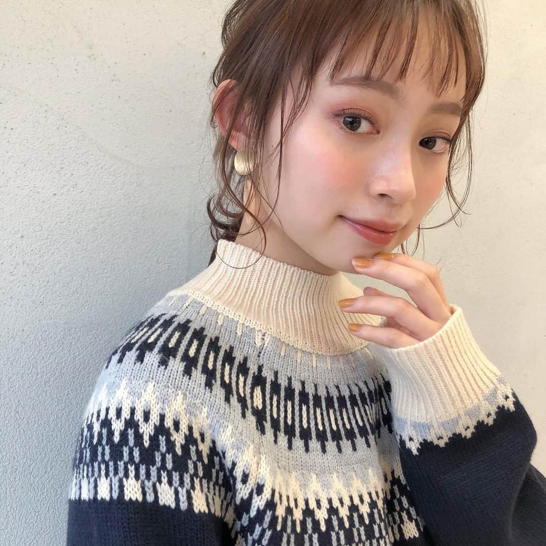 吉田達弥さんのインスタグラム写真 - (吉田達弥Instagram)「【レイヤー×ヘアアレンジ】 レイヤーが入っていてもできる くるりんぱだけの簡単アレンジです☺︎✨  1.全体を巻きます。  2.両サイドを残して後ろを結びます。  3.真ん中をくるりんぱします。  4.両サイドもくるりんぱします。  5.ヘアカフをつけます。  6.後れ毛を巻いて完成です。  ぜひやってみてください😊✨  ・スタイリングしにくい﻿ ・なかなか髪が乾かない﻿ ・後れ毛をどう扱えばいいかわからない﻿ ・自分に似合うヘアスタイルがわからない﻿ ﻿ などのお悩みがありましたら﻿ ぜひ一度ご相談ください✨﻿ ﻿ 全力で担当させていただきますので﻿ よろしくお願いします✂︎✨﻿ ﻿ ﻿ TEL 03-6459-2366 ﻿  #シースルーバング ﻿ #ミディアム﻿ #セミロング　 #レイヤー﻿ #ラベージュ #ヘアカラー﻿  #カット﻿ #前髪﻿ #ハイライト﻿ #シークレットハイライト﻿ #赤味さよなら﻿ #イメチェン﻿ #S字カール #セミウェット #巻き髪　 #隠レイヤー #イメチェンレイヤー　 #ミディアムレイヤー #透明感カラー　 #ヘアアレンジ #簡単アレンジ」1月13日 20時02分 - tatsuyadream1101