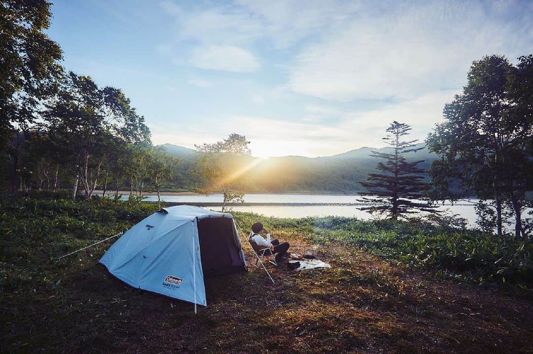 Coleman Japanのインスタグラム：「＼2021年注目の新商品❗️／  大人気のダークルームテクノロジーを採用したコンパクトテント「ツーリングドーム」に、大人２人でもゆったりと過ごせる待望のLXサイズが登場🙌  ツーリングドームはコンパクトながら、横幅が210センチと男性でも快適にお過ごしいただけます😉  発売日：2021年2月上旬予定 ※入荷予定時期は変更になる場合があります。予めご了承下さい。 ・ ・ ・ #灯そうColeman #灯そうコールマン #灯そう #Coleman #コールマン #Tent #テント #コールマンテント #Camp #キャンプ #Outdoor #アウトドア #Tent #テント #コールマンテント #ツーリングドーム #ツーリングドームLX」