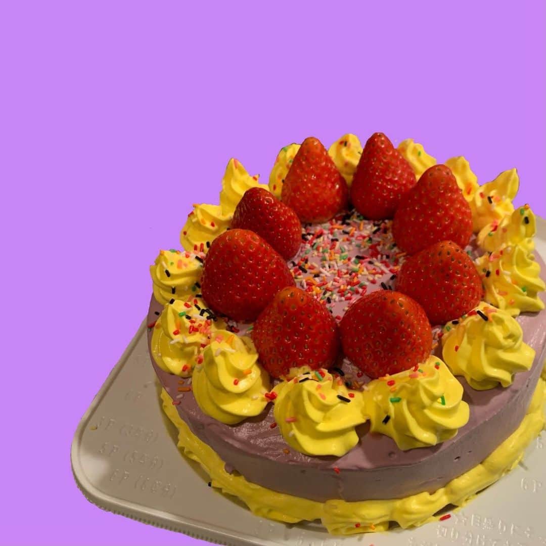 定岡ゆう歩のインスタグラム：「ちょっと前に、友達のお誕生日に友達と手作りケーキを作ったんだ〜〜！！ ・ 自分でも可愛くできすぎて、びっくり😳お菓子作りちゃんと成功したのはじめてかも！！ ・  친구 생일축하〜🌏」