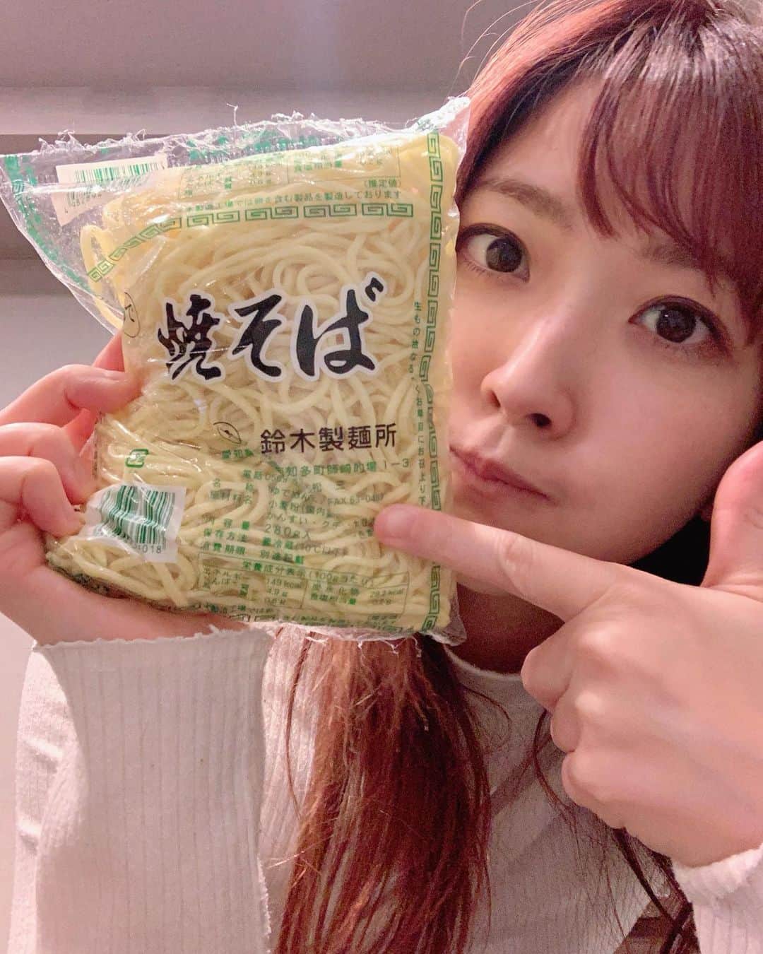 のインスタグラム：「製麺所の前通るたび手合わせて 勝手に拝ませて頂いてるぐらい大好きな焼きそば🙋‍♀️  師崎近辺のスーパーに行かないと手に入らないの  師崎に行った時はなんとしても買って帰らないとしばらく後悔が残るぐらい私はこの麺の虜🤤  しっかり食感のこの麺で シンプルな塩焼きそばしたらもう  全ての怒りは消え 仏のようなほほえみで 大概のことは許せるように （※味わってる時のみ）  美味しいは正義だ！！  #好きすぎて未来永劫続いてほしい祈りをこめて勝手に宣伝  #焼きそば　#鈴木製麺所 #師崎　#南知多　#愛知 #前は師崎のファミマにも置いてあったんだけどね #最近は　#ヤナギ師崎店 #で買ってる #美味しいは正義」