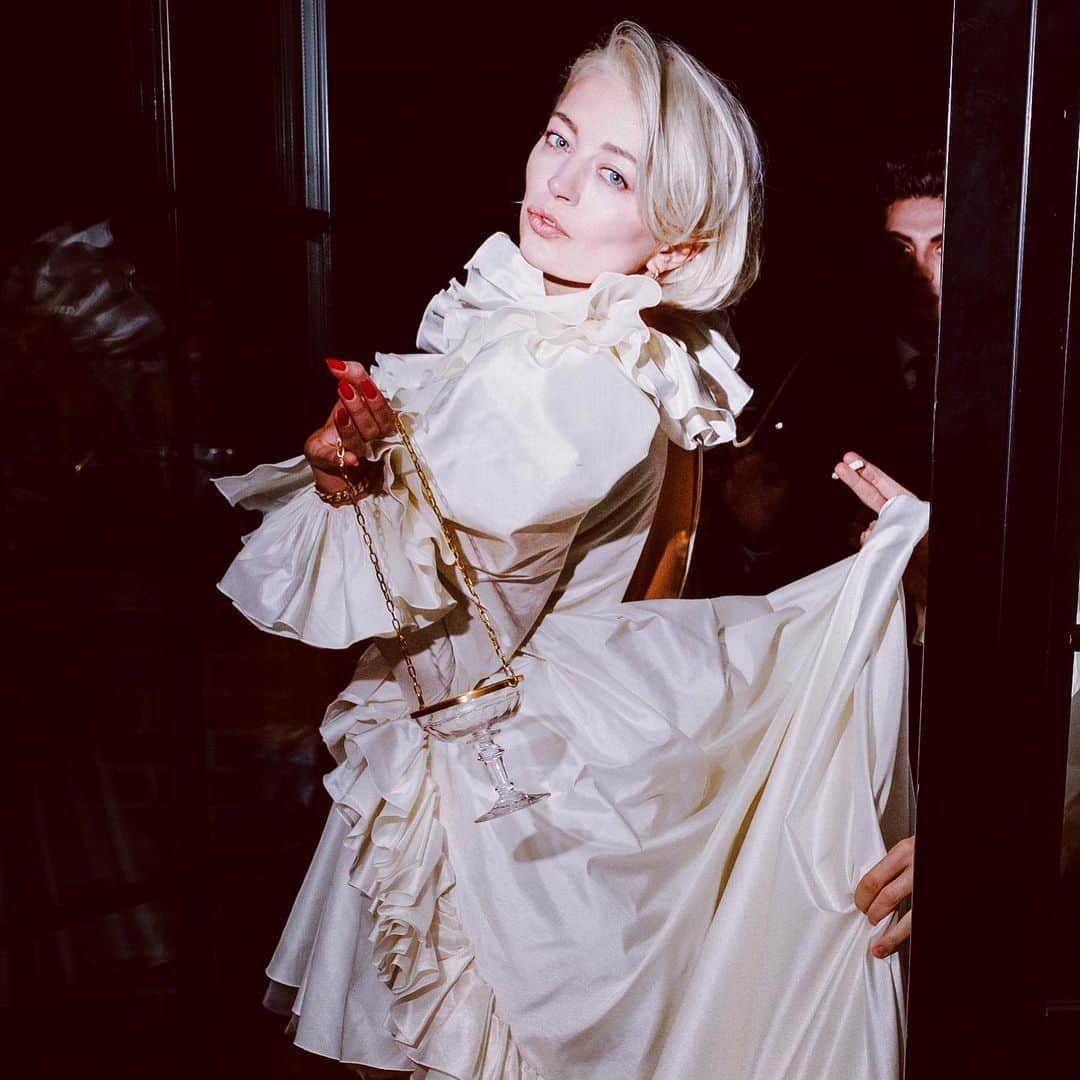アレクシマビーユのインスタグラム：「My champain glass bag @carolinevreeland wedding #congratulations to #thebride #carolinevreeland @alexismabille #champainglassbag #champaincup #champainbag #cristalbag #itbag #kissesfromparis @voguemagazine」