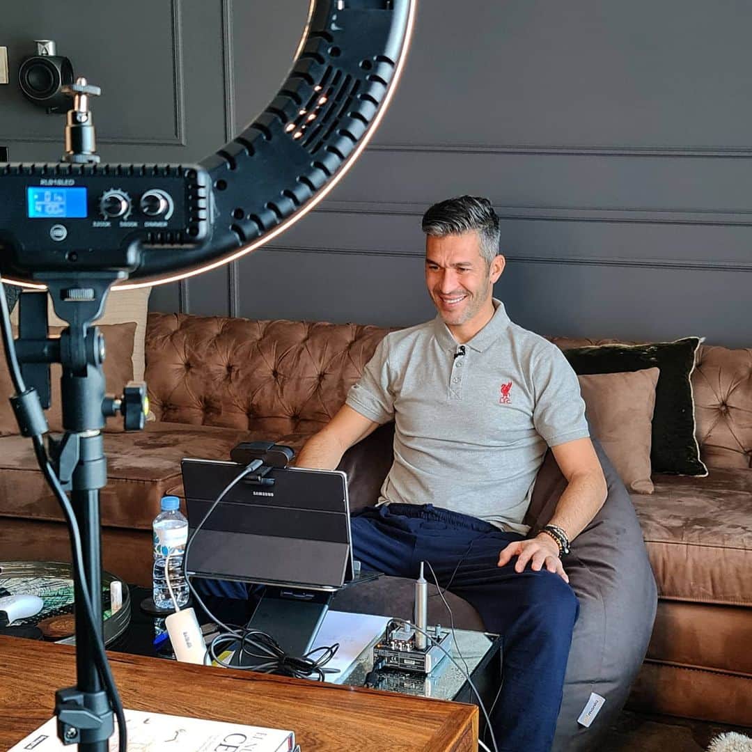 ルイス・ハビエル・ガルシア・サンスのインスタグラム：「Q&A with LFC supporters, to talk about the players, the team, the gaffer and some old stories. We can't travel at the moment but we still in contact with supporters around the world, today it was Mo Salah's country, Egypt!! #MoreThanaGame #OnceaRedAlwaysaRed #LFC」