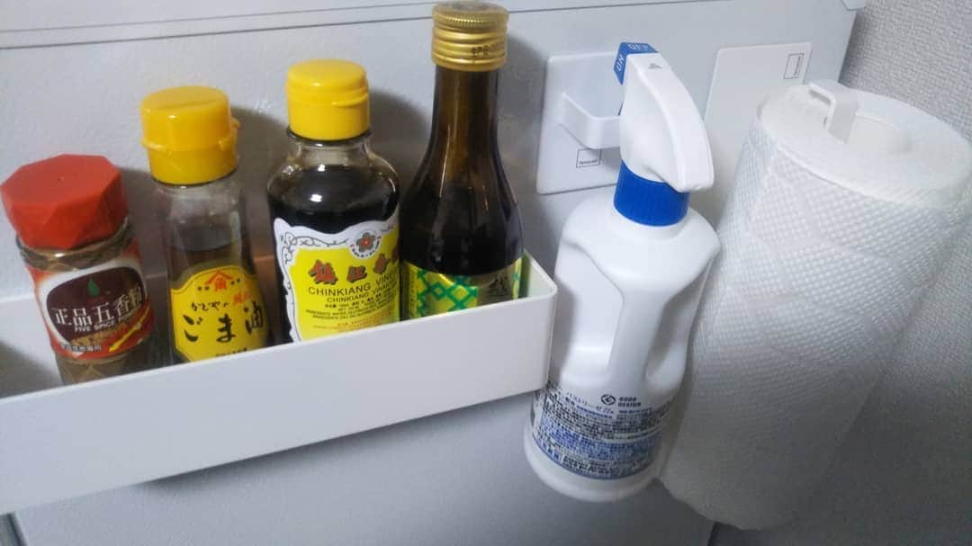 伊藤修子さんのインスタグラム写真 - (伊藤修子Instagram)「家で食べるのも以前ほど苦ではなくなってきました。余り野菜活用と安くなっていたオイルサーディンです。2月7日迄では済まなそうですが…。 冷蔵庫に色々と貼り付いてきました。」1月13日 20時05分 - itoshuko
