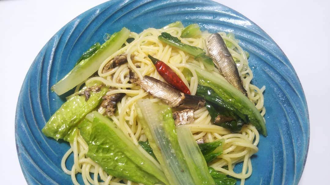 伊藤修子さんのインスタグラム写真 - (伊藤修子Instagram)「家で食べるのも以前ほど苦ではなくなってきました。余り野菜活用と安くなっていたオイルサーディンです。2月7日迄では済まなそうですが…。 冷蔵庫に色々と貼り付いてきました。」1月13日 20時05分 - itoshuko