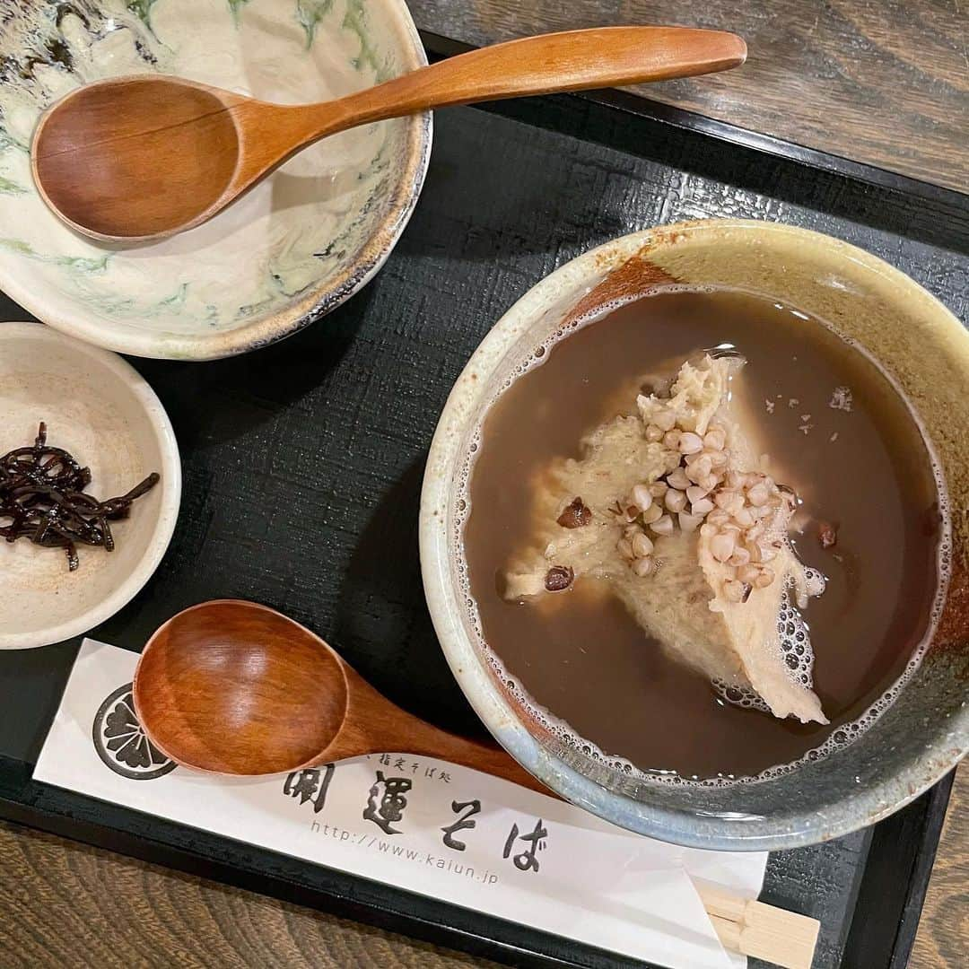 愛内みささんのインスタグラム写真 - (愛内みさInstagram)「🎍 初詣に高幡不動尊、大好きなお蕎麦屋さんへ⛩ ・ 年末年始は参拝客が激減みたいで..お店も大変な中、 明るくて素敵なスタッフさん達に凄く元気もらいました☺️ 店内は広々としてて隣同士の間隔も十分あります✽ ・ お蕎麦を食べた後は開運堂のお煎餅を沢山お土産に🤤🍘 おすすめの梅ざらめ♪ ・ またゆっくり行けますように✨ ・ #開運そば #福よせそば #蕎麦がきのおしるこ #不動せんべい開運堂 #高幡不動尊 #高幡不動グルメ」1月13日 20時15分 - misamisa124