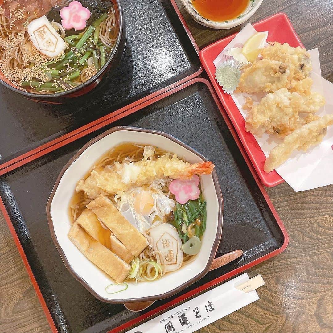 愛内みさのインスタグラム：「🎍 初詣に高幡不動尊、大好きなお蕎麦屋さんへ⛩ ・ 年末年始は参拝客が激減みたいで..お店も大変な中、 明るくて素敵なスタッフさん達に凄く元気もらいました☺️ 店内は広々としてて隣同士の間隔も十分あります✽ ・ お蕎麦を食べた後は開運堂のお煎餅を沢山お土産に🤤🍘 おすすめの梅ざらめ♪ ・ またゆっくり行けますように✨ ・ #開運そば #福よせそば #蕎麦がきのおしるこ #不動せんべい開運堂 #高幡不動尊 #高幡不動グルメ」