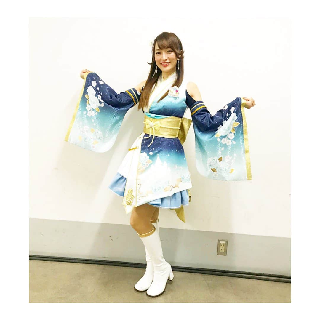 杜野まこさんのインスタグラム写真 - (杜野まこInstagram)「THE IDOLM@STER CINDERELLA GIRLS Broadcast & LIVE Happy New Yell ‼︎!  久しぶりのシンデレラのLIVE！ 2021シーズン開幕戦🎉 1/10のDay2に姫川友紀役として参加させて頂きました‼️✨  無観客・オンライン生配信 という……いつもとは違った状況の中、 みんなが安心安全にステージで思いっきりパフォーマンス出来たのは スタッフの皆さんの徹底した環境作りのおかげです。  スタッフの皆様 LIVEが出来るように アイドル達の笑顔とエールが全国に、世界に届くように準備して下さり、サポートして下さり本当にありがとうございました‼️✨✨  そしてプロデューサーの皆様 それぞれの場所から沢山応援して下さり、コメントやキラキラ棒でLIVEを盛り上げて下さり 沢山の愛を　暖かさを　パワーをありがとうございます‼️✨  きっと届くと信じて 今回も姫川友紀役として全力投球しました。 一曲入魂⚾️ 応援は姫川友紀ちゃんの得意分野ですが〜  どうだったかなぁ〜  個人的にはこの着物デザインの衣装「ハピネス・エール」がとってもお気に入りで 色もシルエットも成人式以来の振袖も、しっかりとシンデレラ城プリントされている所も着ていてテンション上がりました‼️ 😍‼️  しかもこの衣装　軽いの✨  ダンスの事考えるとね、マイクや顔に当たるんじゃないか、腕に巻き付くんじゃないか……と この衣装で綺麗に踊るにはどうすべきかちょっと難しかったけど、  結果  思いっきりやり切ったら巻きついても戻ってくれるし、 顔に多少かかっても気にしない精神でいたら大丈夫だったよ(笑) 全力は裏切らない！！  ドストライクな衣装がまた1着増えました♡ また着る機会があるといいな〜  今回もゆっきーヘアーを作るべく 事前に『BEAUTRIUM GINZA 』にて同級生のでっくん(副店長)に姫川カットしてもらって 安定のヘタレないサイドツンツンを実現‼️  ゆっきーの象徴の1つヘアピンは、 私が初めてシンデレラの周年LIVEに参加させて頂いた3rdLIVEの時に、LIVE当日メイクさんと衣装さんがその場で作ってプレゼントしてくださったものを〜 あの日から毎回つけているの。  もう6年使ってる事になる？  更に今回は、このヘアピンを作ってくださったヘアメイクさんご本人にヘアメイクを担当して頂けて……感慨深さ増し増し♡  シンデレラのLIVEは本番だけじゃなく準備期間も楽しいし、その準備期間で育まれるメンバーとのストーリーも胸熱でイェイイェイイェイイェイ✌️  ズキューーーンもキュキューンも ドキューーンもバキューーン！もダンスで演出してくださり 私達の表現の後押しをして下さる素晴らしい振り付けは ホントどれもお気に入り✨✨  覚えるまでは難しいけど、覚えたらもぉ〜こっちのもんで踊っててちょー楽しいし、 楽しく踊って歌ってスタイルも良くなる…… 我慢なし最強のエクササイズでいつも感激しちゃう🥺🙏 ダンスの先生、ダンサーの皆さん ありがとうございます‼️‼️✨  また何処かで披露したいな〜  照明もARも、シンデレラの世界観とアイドル達映え映えにしてくれて…… すごーーい😳✨って高鳴る鼓動のままステージに立つと デーーーーンっ‼️て思いっきりプレーできるよ。  こんなにバックアップして下さっているんだから、 私も堂々と自分のプレーしなきゃ‼️✨ってね🙌  プレーの戦略は全てシンデレラの素晴らしい楽曲がリードしてくれる。  アイドル達との歩みを、アイドルの個性や魅力を1曲の中に詰め込んで下さり　本当に金メダルとかトロフィーみたいな存在。  歌いながらメロディーやその詩にいっぱい頷いて、いっぱい思い出させてもらって、いっぱいいっぱい一緒に気持ち伝えてくれる…… 歩んできた歴史と、これからの輝かしい未来が詰まってる。  だからさ、特別なんだよね、 一曲一曲。  音楽チームの皆さん　名曲をありがとうございます🙏✨  本当にプロフェッショナルなチーム。 愛とリスペクト詰まったチーム。  これらを全て繋ぎ合わせて下さっているのは 生み出すパワーを下さっているのは 紛れもなく応援して下さるプロデューサーの皆さんのおかげです‼️  いつもありがとうございます‼️✨  今年もみなさんのエールに応えていけるように アイドル達の活躍が笑顔が皆さんのチカラになるように 一緒に手を取り合っていきましょう🤝  私たち一緒なら  きっと今よりもっと もっと強くなれる👊✨  #シンデレラhnyday2 #アイドルマスターシンデレラガールズ #姫川友紀 #開幕戦 #imas_cg #ハピネスエール #HappyNewYell #シンデレラ優勝 #いい一年にしましょう  THE IDOLM@STER CINDERELLA GIRLS THE CLOCK OF THE CINDERELLA NEVER STOPS✨✨✨」1月13日 20時09分 - makomorino