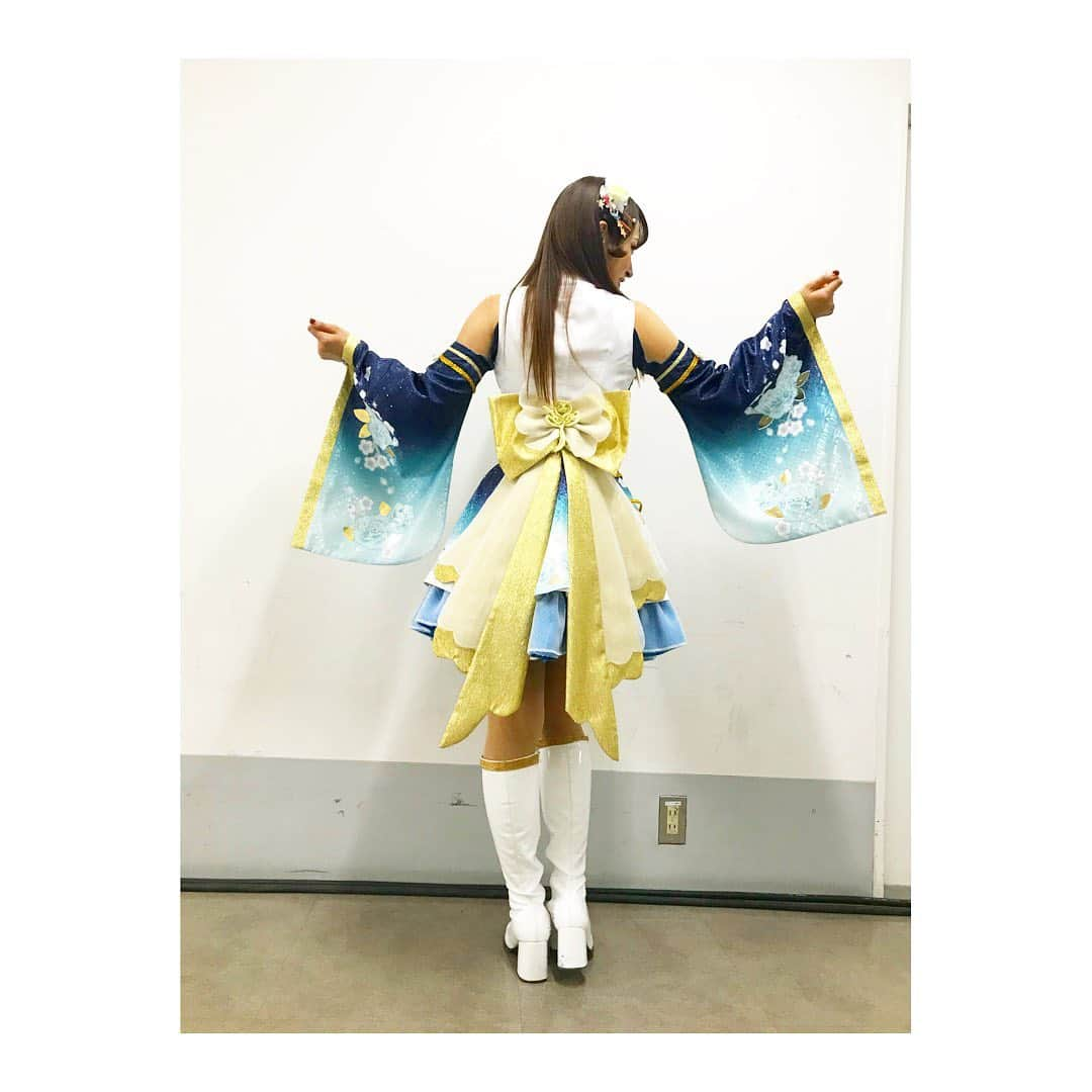 杜野まこさんのインスタグラム写真 - (杜野まこInstagram)「THE IDOLM@STER CINDERELLA GIRLS Broadcast & LIVE Happy New Yell ‼︎!  久しぶりのシンデレラのLIVE！ 2021シーズン開幕戦🎉 1/10のDay2に姫川友紀役として参加させて頂きました‼️✨  無観客・オンライン生配信 という……いつもとは違った状況の中、 みんなが安心安全にステージで思いっきりパフォーマンス出来たのは スタッフの皆さんの徹底した環境作りのおかげです。  スタッフの皆様 LIVEが出来るように アイドル達の笑顔とエールが全国に、世界に届くように準備して下さり、サポートして下さり本当にありがとうございました‼️✨✨  そしてプロデューサーの皆様 それぞれの場所から沢山応援して下さり、コメントやキラキラ棒でLIVEを盛り上げて下さり 沢山の愛を　暖かさを　パワーをありがとうございます‼️✨  きっと届くと信じて 今回も姫川友紀役として全力投球しました。 一曲入魂⚾️ 応援は姫川友紀ちゃんの得意分野ですが〜  どうだったかなぁ〜  個人的にはこの着物デザインの衣装「ハピネス・エール」がとってもお気に入りで 色もシルエットも成人式以来の振袖も、しっかりとシンデレラ城プリントされている所も着ていてテンション上がりました‼️ 😍‼️  しかもこの衣装　軽いの✨  ダンスの事考えるとね、マイクや顔に当たるんじゃないか、腕に巻き付くんじゃないか……と この衣装で綺麗に踊るにはどうすべきかちょっと難しかったけど、  結果  思いっきりやり切ったら巻きついても戻ってくれるし、 顔に多少かかっても気にしない精神でいたら大丈夫だったよ(笑) 全力は裏切らない！！  ドストライクな衣装がまた1着増えました♡ また着る機会があるといいな〜  今回もゆっきーヘアーを作るべく 事前に『BEAUTRIUM GINZA 』にて同級生のでっくん(副店長)に姫川カットしてもらって 安定のヘタレないサイドツンツンを実現‼️  ゆっきーの象徴の1つヘアピンは、 私が初めてシンデレラの周年LIVEに参加させて頂いた3rdLIVEの時に、LIVE当日メイクさんと衣装さんがその場で作ってプレゼントしてくださったものを〜 あの日から毎回つけているの。  もう6年使ってる事になる？  更に今回は、このヘアピンを作ってくださったヘアメイクさんご本人にヘアメイクを担当して頂けて……感慨深さ増し増し♡  シンデレラのLIVEは本番だけじゃなく準備期間も楽しいし、その準備期間で育まれるメンバーとのストーリーも胸熱でイェイイェイイェイイェイ✌️  ズキューーーンもキュキューンも ドキューーンもバキューーン！もダンスで演出してくださり 私達の表現の後押しをして下さる素晴らしい振り付けは ホントどれもお気に入り✨✨  覚えるまでは難しいけど、覚えたらもぉ〜こっちのもんで踊っててちょー楽しいし、 楽しく踊って歌ってスタイルも良くなる…… 我慢なし最強のエクササイズでいつも感激しちゃう🥺🙏 ダンスの先生、ダンサーの皆さん ありがとうございます‼️‼️✨  また何処かで披露したいな〜  照明もARも、シンデレラの世界観とアイドル達映え映えにしてくれて…… すごーーい😳✨って高鳴る鼓動のままステージに立つと デーーーーンっ‼️て思いっきりプレーできるよ。  こんなにバックアップして下さっているんだから、 私も堂々と自分のプレーしなきゃ‼️✨ってね🙌  プレーの戦略は全てシンデレラの素晴らしい楽曲がリードしてくれる。  アイドル達との歩みを、アイドルの個性や魅力を1曲の中に詰め込んで下さり　本当に金メダルとかトロフィーみたいな存在。  歌いながらメロディーやその詩にいっぱい頷いて、いっぱい思い出させてもらって、いっぱいいっぱい一緒に気持ち伝えてくれる…… 歩んできた歴史と、これからの輝かしい未来が詰まってる。  だからさ、特別なんだよね、 一曲一曲。  音楽チームの皆さん　名曲をありがとうございます🙏✨  本当にプロフェッショナルなチーム。 愛とリスペクト詰まったチーム。  これらを全て繋ぎ合わせて下さっているのは 生み出すパワーを下さっているのは 紛れもなく応援して下さるプロデューサーの皆さんのおかげです‼️  いつもありがとうございます‼️✨  今年もみなさんのエールに応えていけるように アイドル達の活躍が笑顔が皆さんのチカラになるように 一緒に手を取り合っていきましょう🤝  私たち一緒なら  きっと今よりもっと もっと強くなれる👊✨  #シンデレラhnyday2 #アイドルマスターシンデレラガールズ #姫川友紀 #開幕戦 #imas_cg #ハピネスエール #HappyNewYell #シンデレラ優勝 #いい一年にしましょう  THE IDOLM@STER CINDERELLA GIRLS THE CLOCK OF THE CINDERELLA NEVER STOPS✨✨✨」1月13日 20時09分 - makomorino