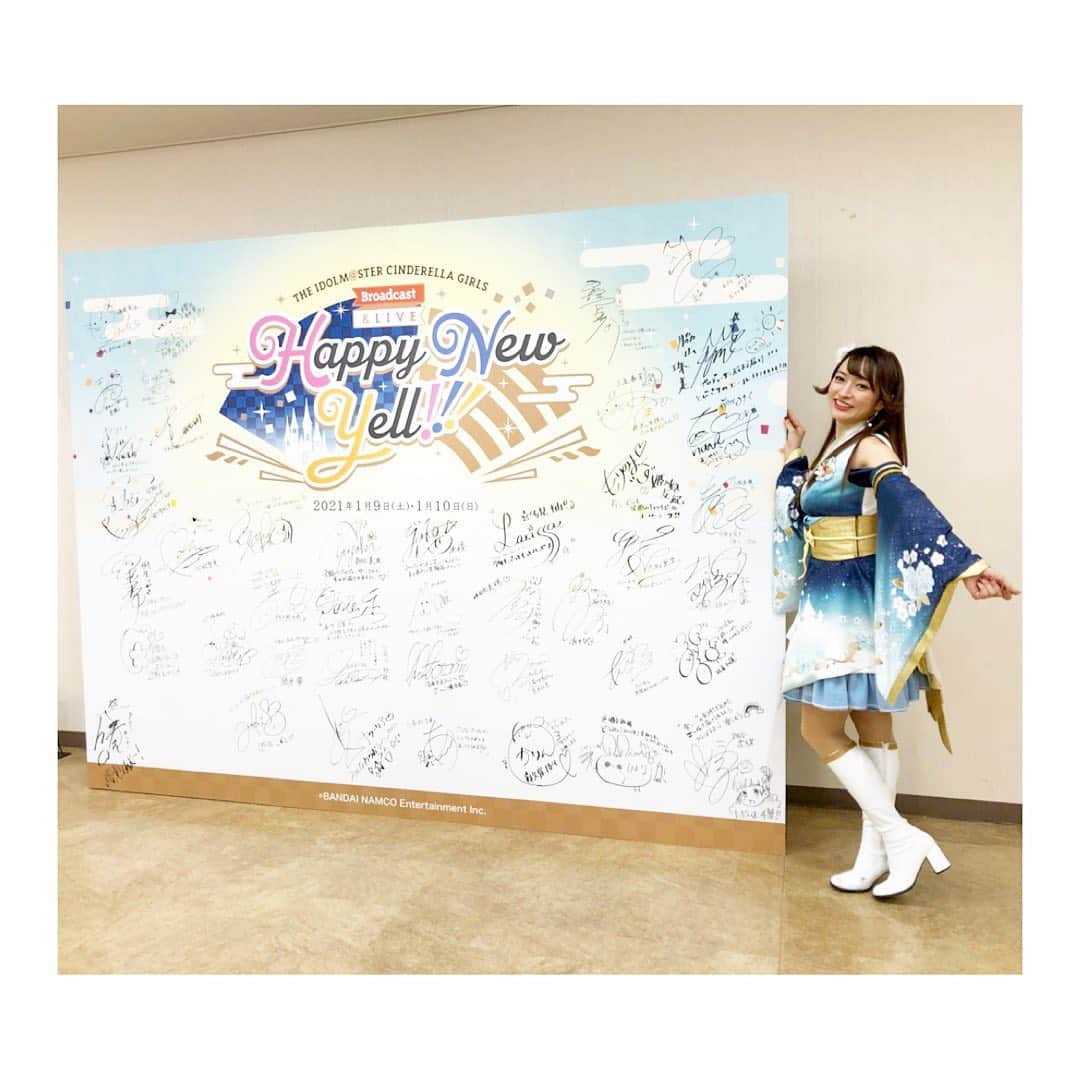 杜野まこさんのインスタグラム写真 - (杜野まこInstagram)「THE IDOLM@STER CINDERELLA GIRLS Broadcast & LIVE Happy New Yell ‼︎!  久しぶりのシンデレラのLIVE！ 2021シーズン開幕戦🎉 1/10のDay2に姫川友紀役として参加させて頂きました‼️✨  無観客・オンライン生配信 という……いつもとは違った状況の中、 みんなが安心安全にステージで思いっきりパフォーマンス出来たのは スタッフの皆さんの徹底した環境作りのおかげです。  スタッフの皆様 LIVEが出来るように アイドル達の笑顔とエールが全国に、世界に届くように準備して下さり、サポートして下さり本当にありがとうございました‼️✨✨  そしてプロデューサーの皆様 それぞれの場所から沢山応援して下さり、コメントやキラキラ棒でLIVEを盛り上げて下さり 沢山の愛を　暖かさを　パワーをありがとうございます‼️✨  きっと届くと信じて 今回も姫川友紀役として全力投球しました。 一曲入魂⚾️ 応援は姫川友紀ちゃんの得意分野ですが〜  どうだったかなぁ〜  個人的にはこの着物デザインの衣装「ハピネス・エール」がとってもお気に入りで 色もシルエットも成人式以来の振袖も、しっかりとシンデレラ城プリントされている所も着ていてテンション上がりました‼️ 😍‼️  しかもこの衣装　軽いの✨  ダンスの事考えるとね、マイクや顔に当たるんじゃないか、腕に巻き付くんじゃないか……と この衣装で綺麗に踊るにはどうすべきかちょっと難しかったけど、  結果  思いっきりやり切ったら巻きついても戻ってくれるし、 顔に多少かかっても気にしない精神でいたら大丈夫だったよ(笑) 全力は裏切らない！！  ドストライクな衣装がまた1着増えました♡ また着る機会があるといいな〜  今回もゆっきーヘアーを作るべく 事前に『BEAUTRIUM GINZA 』にて同級生のでっくん(副店長)に姫川カットしてもらって 安定のヘタレないサイドツンツンを実現‼️  ゆっきーの象徴の1つヘアピンは、 私が初めてシンデレラの周年LIVEに参加させて頂いた3rdLIVEの時に、LIVE当日メイクさんと衣装さんがその場で作ってプレゼントしてくださったものを〜 あの日から毎回つけているの。  もう6年使ってる事になる？  更に今回は、このヘアピンを作ってくださったヘアメイクさんご本人にヘアメイクを担当して頂けて……感慨深さ増し増し♡  シンデレラのLIVEは本番だけじゃなく準備期間も楽しいし、その準備期間で育まれるメンバーとのストーリーも胸熱でイェイイェイイェイイェイ✌️  ズキューーーンもキュキューンも ドキューーンもバキューーン！もダンスで演出してくださり 私達の表現の後押しをして下さる素晴らしい振り付けは ホントどれもお気に入り✨✨  覚えるまでは難しいけど、覚えたらもぉ〜こっちのもんで踊っててちょー楽しいし、 楽しく踊って歌ってスタイルも良くなる…… 我慢なし最強のエクササイズでいつも感激しちゃう🥺🙏 ダンスの先生、ダンサーの皆さん ありがとうございます‼️‼️✨  また何処かで披露したいな〜  照明もARも、シンデレラの世界観とアイドル達映え映えにしてくれて…… すごーーい😳✨って高鳴る鼓動のままステージに立つと デーーーーンっ‼️て思いっきりプレーできるよ。  こんなにバックアップして下さっているんだから、 私も堂々と自分のプレーしなきゃ‼️✨ってね🙌  プレーの戦略は全てシンデレラの素晴らしい楽曲がリードしてくれる。  アイドル達との歩みを、アイドルの個性や魅力を1曲の中に詰め込んで下さり　本当に金メダルとかトロフィーみたいな存在。  歌いながらメロディーやその詩にいっぱい頷いて、いっぱい思い出させてもらって、いっぱいいっぱい一緒に気持ち伝えてくれる…… 歩んできた歴史と、これからの輝かしい未来が詰まってる。  だからさ、特別なんだよね、 一曲一曲。  音楽チームの皆さん　名曲をありがとうございます🙏✨  本当にプロフェッショナルなチーム。 愛とリスペクト詰まったチーム。  これらを全て繋ぎ合わせて下さっているのは 生み出すパワーを下さっているのは 紛れもなく応援して下さるプロデューサーの皆さんのおかげです‼️  いつもありがとうございます‼️✨  今年もみなさんのエールに応えていけるように アイドル達の活躍が笑顔が皆さんのチカラになるように 一緒に手を取り合っていきましょう🤝  私たち一緒なら  きっと今よりもっと もっと強くなれる👊✨  #シンデレラhnyday2 #アイドルマスターシンデレラガールズ #姫川友紀 #開幕戦 #imas_cg #ハピネスエール #HappyNewYell #シンデレラ優勝 #いい一年にしましょう  THE IDOLM@STER CINDERELLA GIRLS THE CLOCK OF THE CINDERELLA NEVER STOPS✨✨✨」1月13日 20時09分 - makomorino