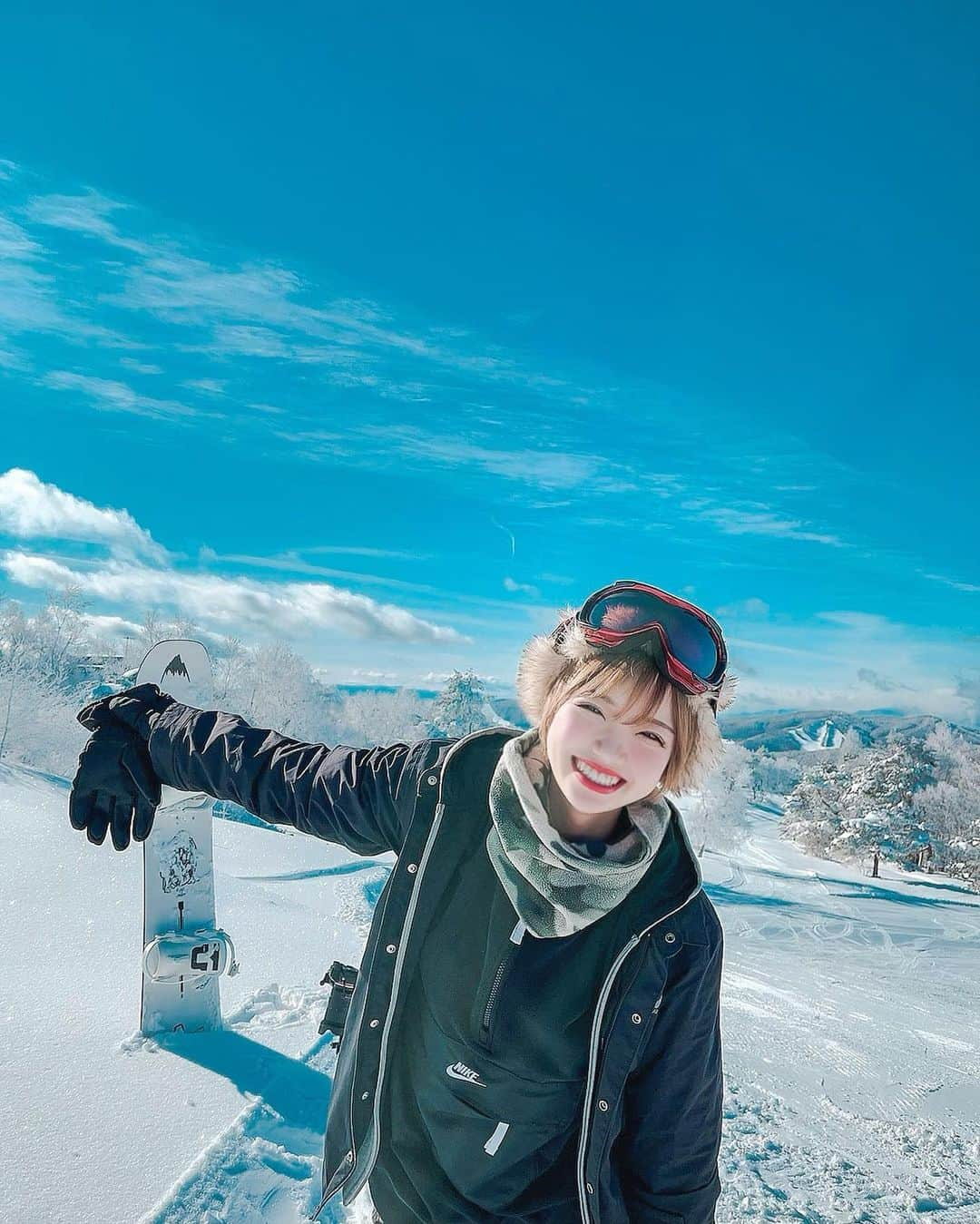 みきでりさんのインスタグラム写真 - (みきでりInstagram)「楽しそうな私😆❄️💙✨ ㅤ ㅤ 今まで綺麗な雪景色見たことなくて ㅤ ㅤ 終始感動してしまった✨✨✨ ㅤ ㅤ 冬はあまり好きじゃない私だけど 珍しく冬って素敵だな〜！！って思えた💙 ㅤ ㅤ ㅤ ㅤ ㅤ ㅤ ㅤ ㅤ ㅤ ㅤ ㅤ ㅤ #スノボ#スノボー#スノボー女子#スノボウェア #スキー場#峰の原高原スキー場 #ninjasnowhighland #アウトドア #笑顔#アウトドアファッション #santacruz#サンタクルーズ#雪#ゲレンデ#ニット帽#ハイトーン#ハイトーンカラー#ブリーチカラー#genic#ショート#ショートヘア #ショートボブ #ショートカット #ポートレート#ポートレートモデル #スノーボード#雪景色 #雪山#JRskiski#ニンジャスノーハイランド」1月13日 20時10分 - mikidelicious