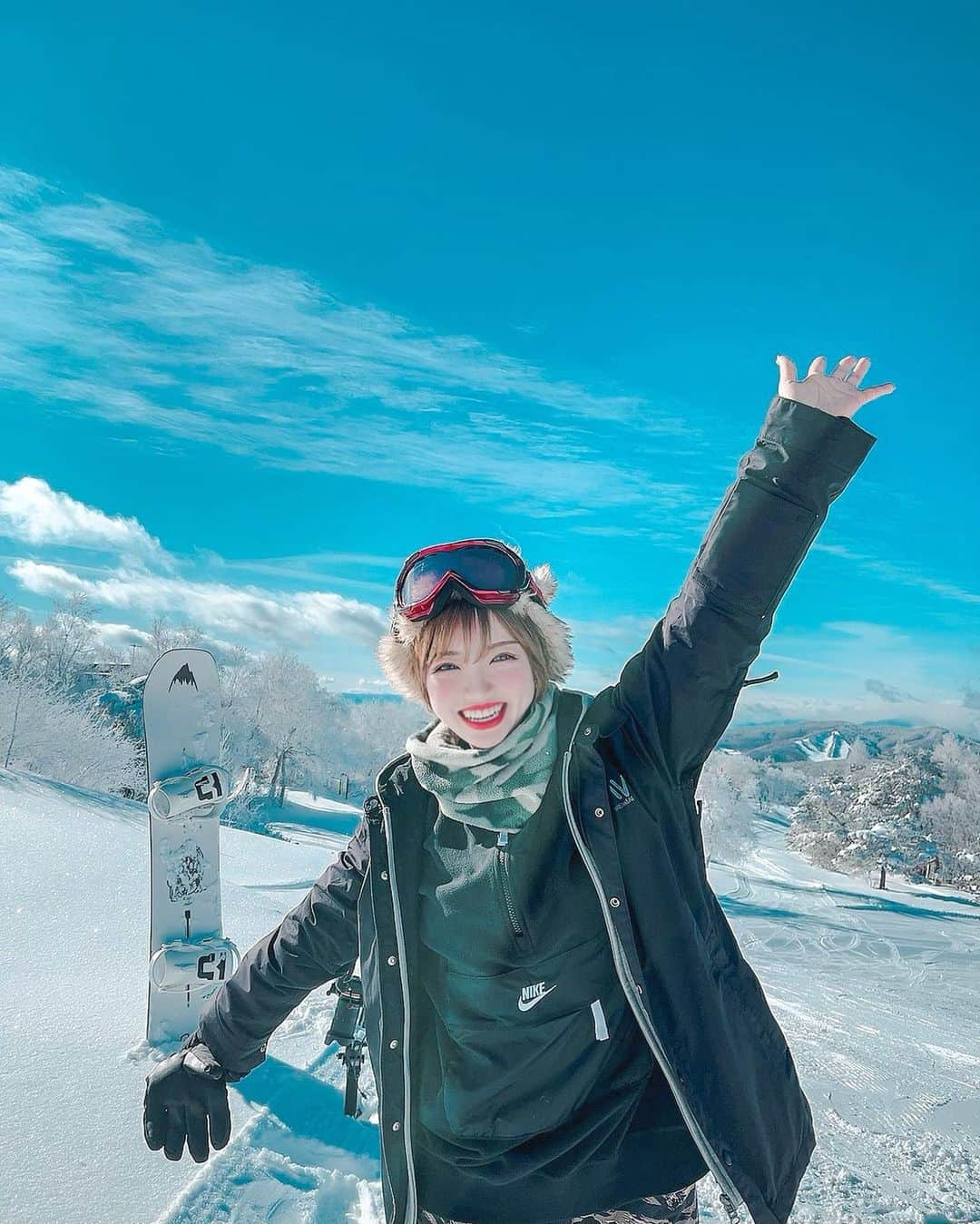 みきでりさんのインスタグラム写真 - (みきでりInstagram)「楽しそうな私😆❄️💙✨ ㅤ ㅤ 今まで綺麗な雪景色見たことなくて ㅤ ㅤ 終始感動してしまった✨✨✨ ㅤ ㅤ 冬はあまり好きじゃない私だけど 珍しく冬って素敵だな〜！！って思えた💙 ㅤ ㅤ ㅤ ㅤ ㅤ ㅤ ㅤ ㅤ ㅤ ㅤ ㅤ ㅤ #スノボ#スノボー#スノボー女子#スノボウェア #スキー場#峰の原高原スキー場 #ninjasnowhighland #アウトドア #笑顔#アウトドアファッション #santacruz#サンタクルーズ#雪#ゲレンデ#ニット帽#ハイトーン#ハイトーンカラー#ブリーチカラー#genic#ショート#ショートヘア #ショートボブ #ショートカット #ポートレート#ポートレートモデル #スノーボード#雪景色 #雪山#JRskiski#ニンジャスノーハイランド」1月13日 20時10分 - mikidelicious