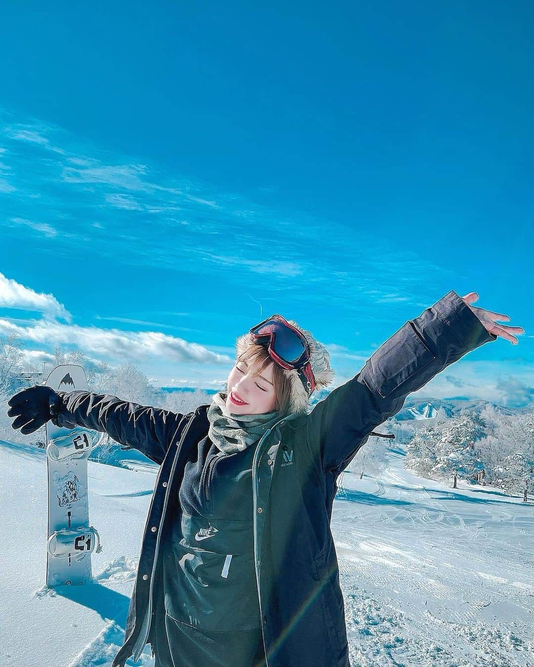 みきでりさんのインスタグラム写真 - (みきでりInstagram)「楽しそうな私😆❄️💙✨ ㅤ ㅤ 今まで綺麗な雪景色見たことなくて ㅤ ㅤ 終始感動してしまった✨✨✨ ㅤ ㅤ 冬はあまり好きじゃない私だけど 珍しく冬って素敵だな〜！！って思えた💙 ㅤ ㅤ ㅤ ㅤ ㅤ ㅤ ㅤ ㅤ ㅤ ㅤ ㅤ ㅤ #スノボ#スノボー#スノボー女子#スノボウェア #スキー場#峰の原高原スキー場 #ninjasnowhighland #アウトドア #笑顔#アウトドアファッション #santacruz#サンタクルーズ#雪#ゲレンデ#ニット帽#ハイトーン#ハイトーンカラー#ブリーチカラー#genic#ショート#ショートヘア #ショートボブ #ショートカット #ポートレート#ポートレートモデル #スノーボード#雪景色 #雪山#JRskiski#ニンジャスノーハイランド」1月13日 20時10分 - mikidelicious