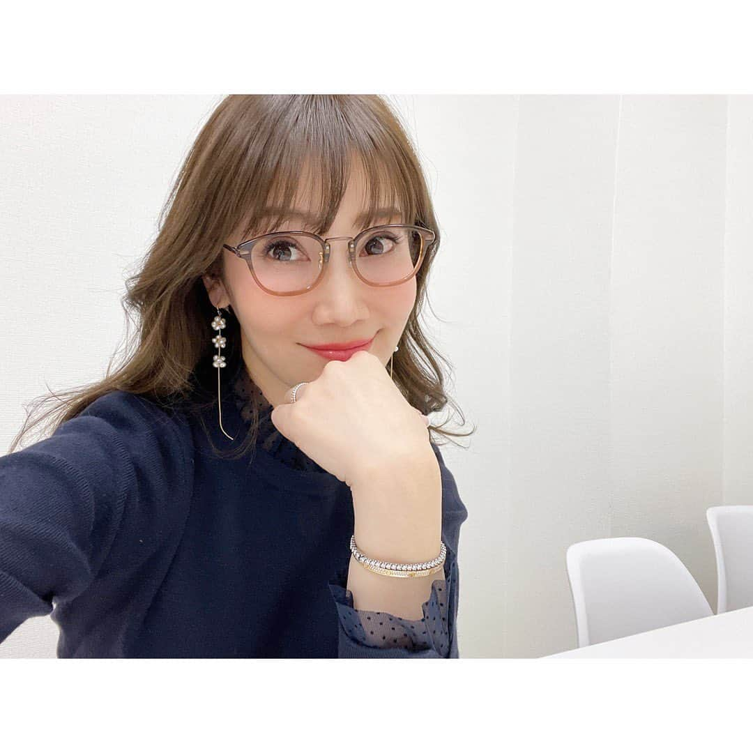 吉田美紀さんのインスタグラム写真 - (吉田美紀Instagram)「・ ・ 仕事style🤓 ニットにデニムというスタイルが一番活動しやすいかも？！ ・ まだまだ冬物が手放せませんか 少しずつ春アイテムも登場します♫ ・ お問い合わせを沢山いただくピアスは 再入荷準備中です♡（3枚目･:*+.） ・ tops→#lialapg denim→#redcard  boots→#pellico coat→#fendi bag→#hermes ・ #coordinate #outfit #ootd #fashion #wardrobe #instagood #instafashion #コーディネート #ファッション #ママコーデ #ママコーディネート #ママファッション」1月13日 20時11分 - miki__yoshida