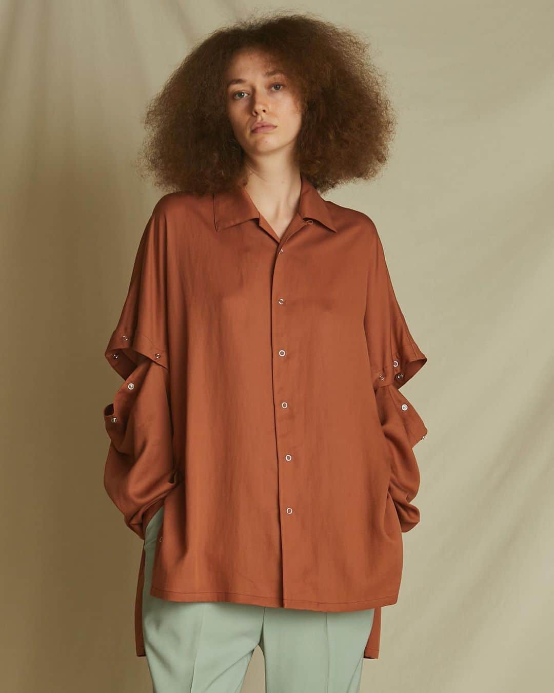ウィザードのインスタグラム：「2021 SPRING SUMMER COLLECTION “SCREAMING LIFE"  DETACHABLE SLEEVE SHIRTS  毛羽の少ないテンセル素材にバイオ加工を施し、やわらかい風合いとシボ感のある表情を持たせています。 生地にナイロンを混紡する事で適度なハリをもたせています。 リングドットを多用したディテールは開ける分量や箇所によって違った表情を見せる個性あるデザインとなっています。  OFFICIAL WEB STORE  https://wizzard.stores.jp/  #wizzard_fac #wizzard #fashion #tokyofashion #streetfashion #fashionphoto #designersbrand #domesticbrand #mensfashion #2021ss #ウィザード #デタッチャブルシャツ #シャツコーデ  #ファッションブランド  #メンズファッション」