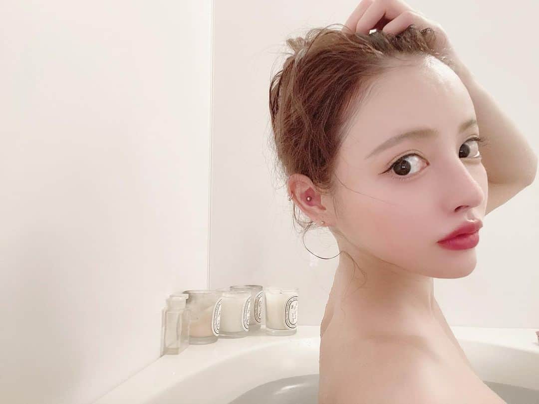 のインスタグラム：「♡🐻♡美容情報⭐︎⭐︎⭐︎ #アートメイク　が 楽すぎてずっと気になってた #生え際アートメイク　やりました👏🥰⭐️  今回あたしがやったクリニック🏥は ↓ @tokyo_ace_clinic @artmake_by_tokyoaceclinic  以前からダーマペンとかお肌のケアで 通っている明日花キララちゃんクリニック💋  お写真見てもらっても わかるようにかなり見違えるように 変わりました🤣 4枚目やる前だよ😘💕 おでこもともと広いから わかりやすいかも🥴✌️  M字の薄くなっている部分を うめてもらいました⭐️  たまご型に🥚🥚🥚してね💕と😘ww🐣 かなり仕上がり満足です🐻❤️🐻 さすがトップアーティスト松井さん👏🥺✨ ありがとうございました😊‼︎  ２回くらいやると色もちいいみたいなので ちょっと様子みてまたやりたいなと💋  ︎#artmake_by_tokyoaceclinic #tokyo_ace_clinic #matsui_tokyoace」