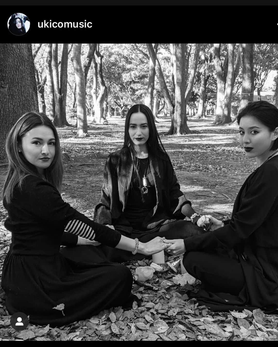 橋本麗香のインスタグラム：「Happy New Moon  山羊座♑️の新月でのセッション  仕上がりが楽しみ🤩🪐💜  🖤🖤🖤🖤🖤🖤🖤🖤🖤🖤🖤🖤🖤🖤  全ての出来事には意味があってメッセージだと思います。 そこから何を思うか。 何を気付くか。 何をキャッチするか。 全ての感情に意味があるからこそ ちゃんと感じて居たい。  違和感に気が付いて居たい。  嫌いな物や事を無理に好きにしなくたっていい いい人をやらなくたっていい 愛を持ってNO！と言える人間で居たい 自分に正直に生きていたい 隠れる事なく ジャッジを恐れず そのままでいい ありのままがなによりも美しいから」