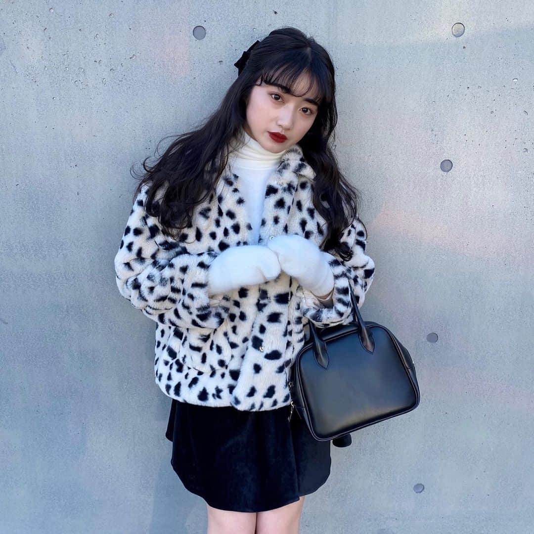 河﨑莉奈さんのインスタグラム写真 - (河﨑莉奈Instagram)「お気に入りコーデ🐩🤍🖤  coat♡ @berin__official  inner tops♡ @envylook_japan  skirt♡ @envylook_japan  long boots♡ @berin__official」1月13日 20時24分 - rinya5588